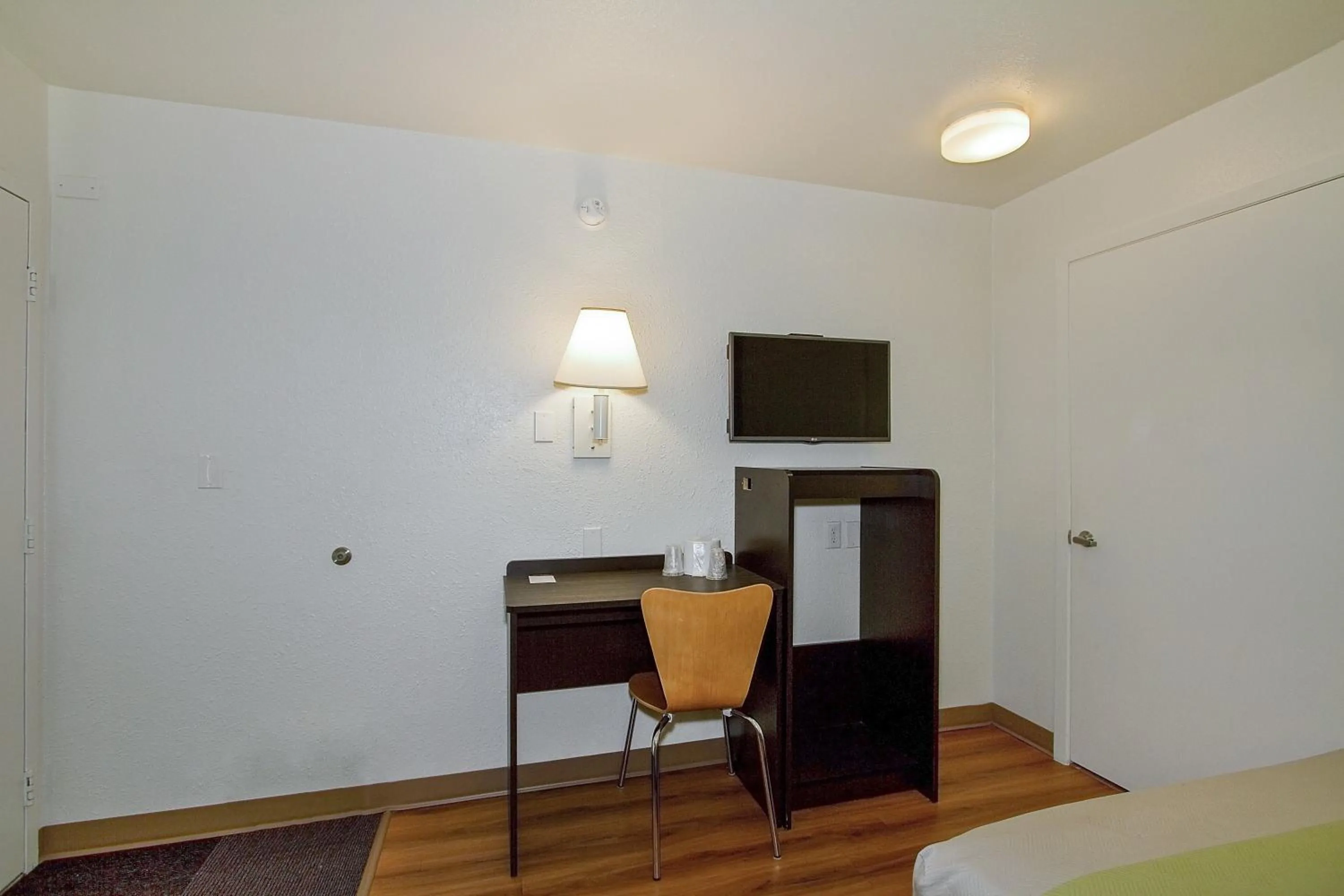 Bedroom in Motel 6-Green Bay, WI