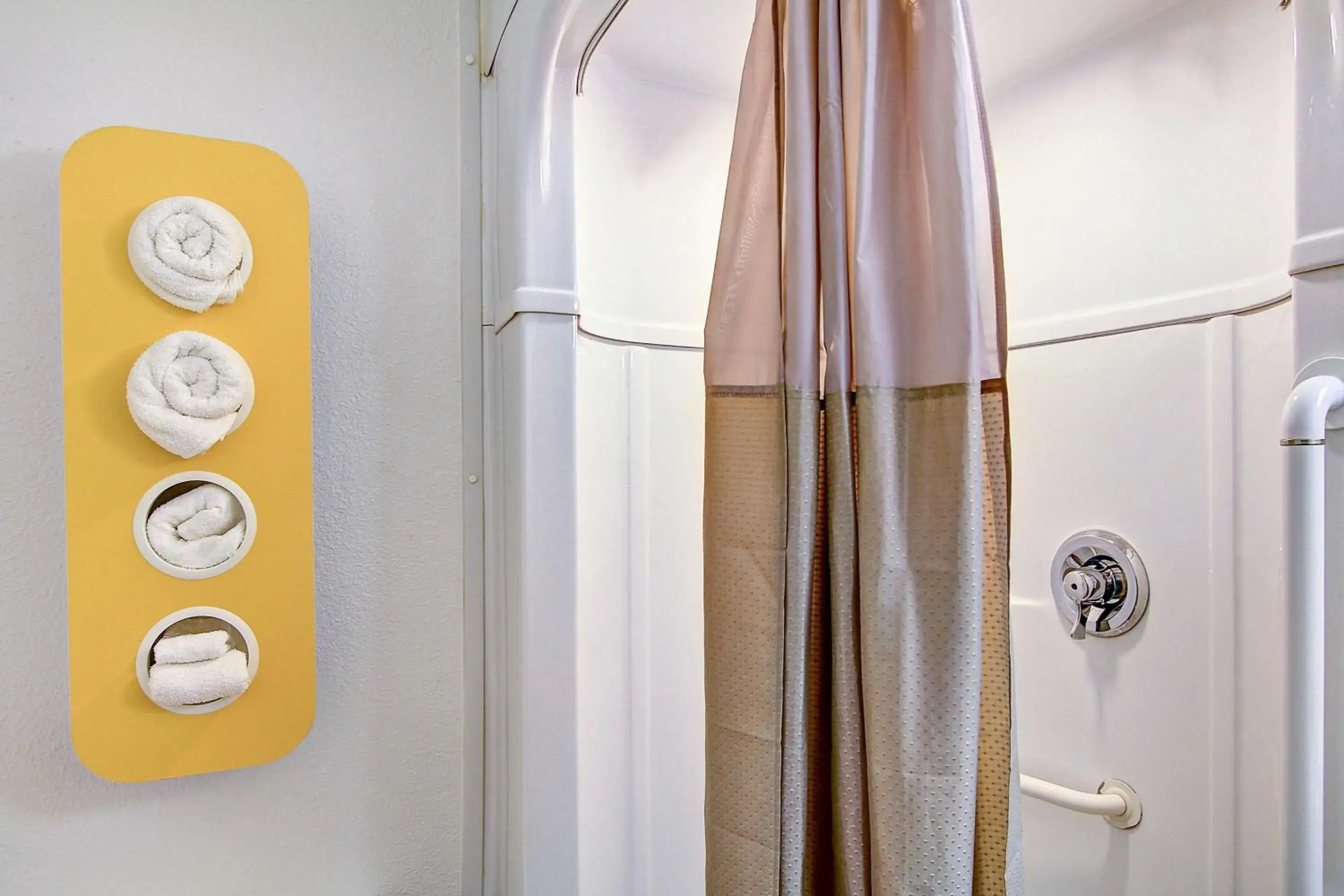 Quadruple Room - Disability Access - Roll in Shower in Motel 6-Green Bay, WI Quadruple Room - Disability Access - Roll in Shower in Motel 6-Green Bay, WI