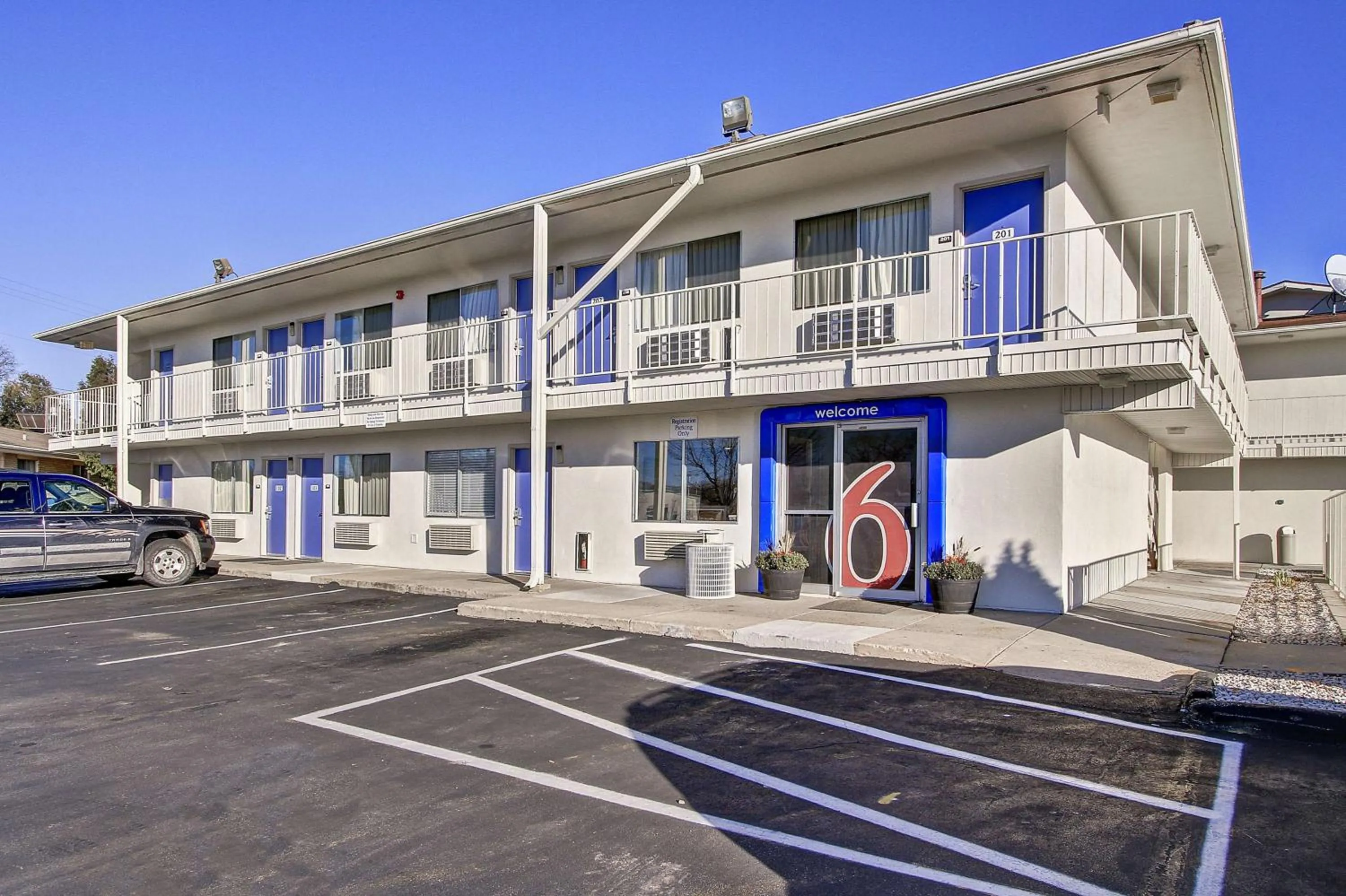 Property building in Motel 6-Green Bay, WI