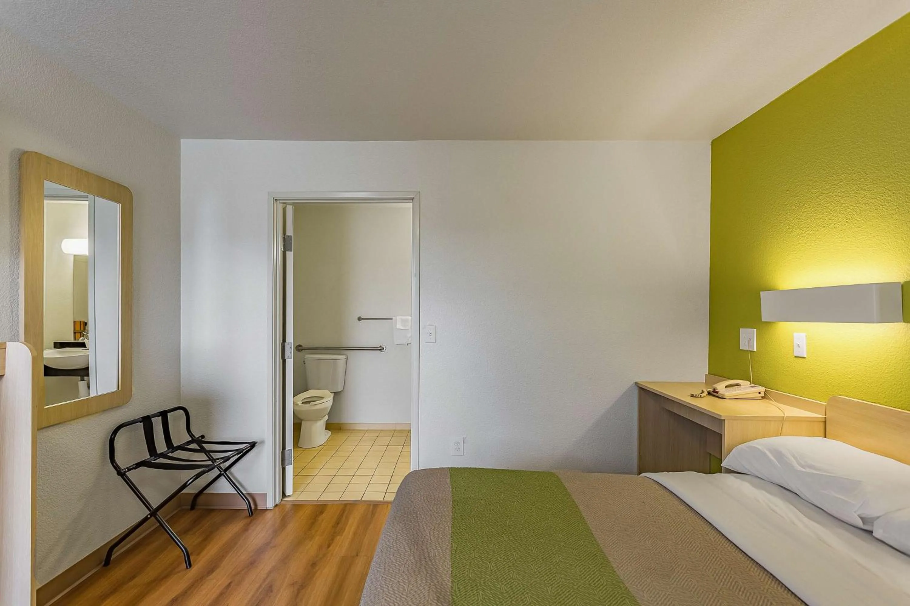 Photo of the whole room, Bed in Motel 6-Billings, MT - South