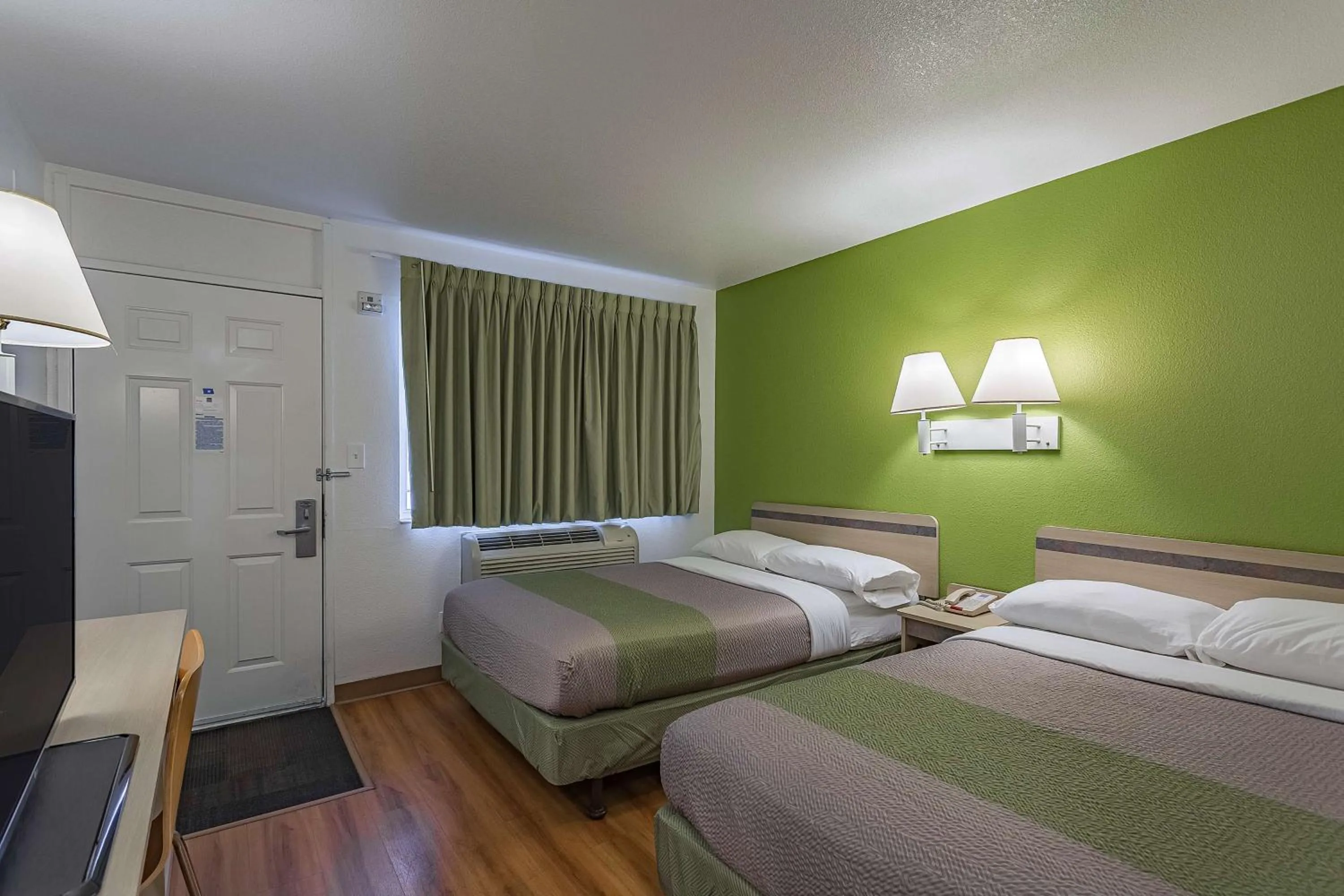 Photo of the whole room, Bed in Motel 6-Billings, MT - South