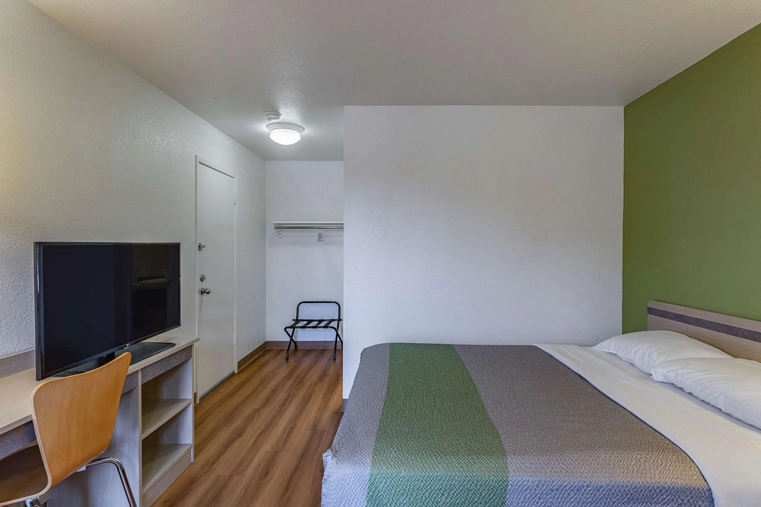 Photo of the whole room, Bed in Motel 6-Billings, MT - South