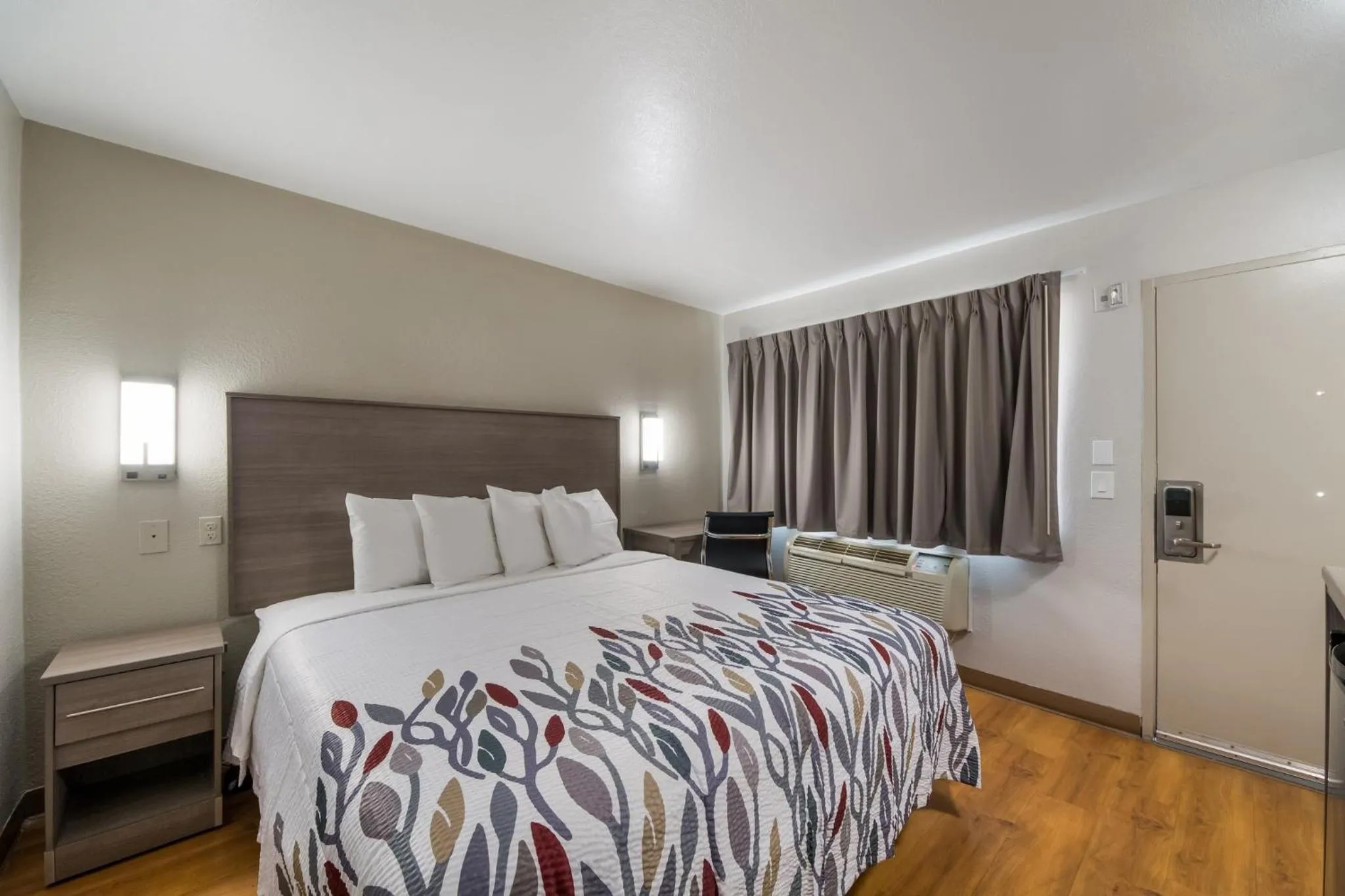 Photo of the whole room, Bed in Red Roof Inn San Antonio E - Frost Bank Center