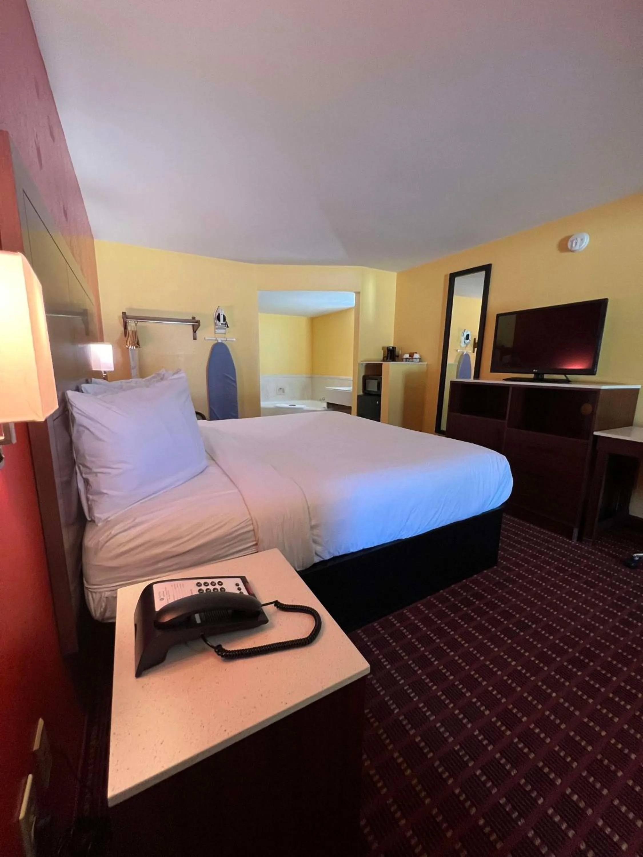 Bedroom, Bed in SureStay by Best Western Gulfport