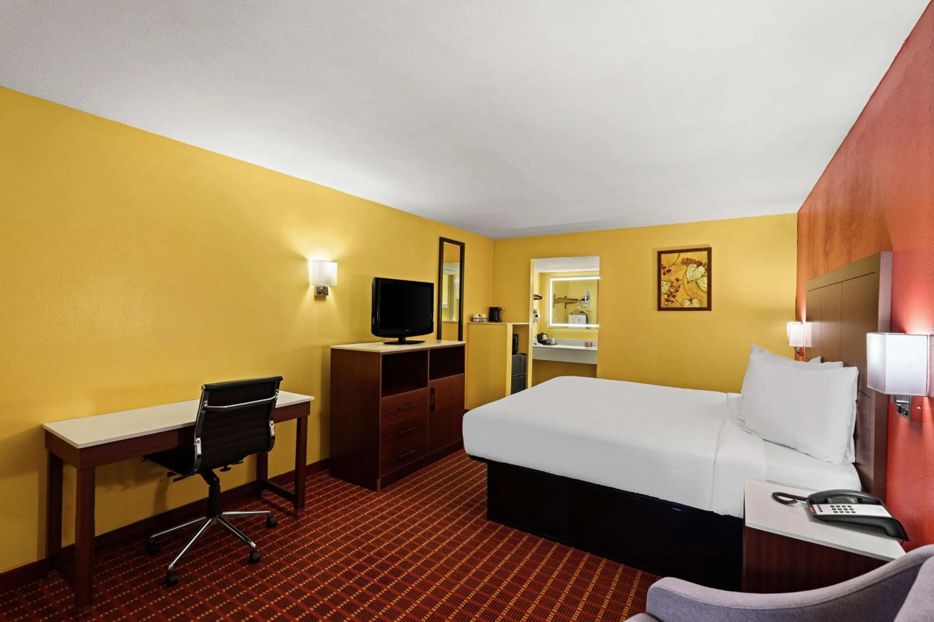 Bedroom, Bed in SureStay by Best Western Gulfport