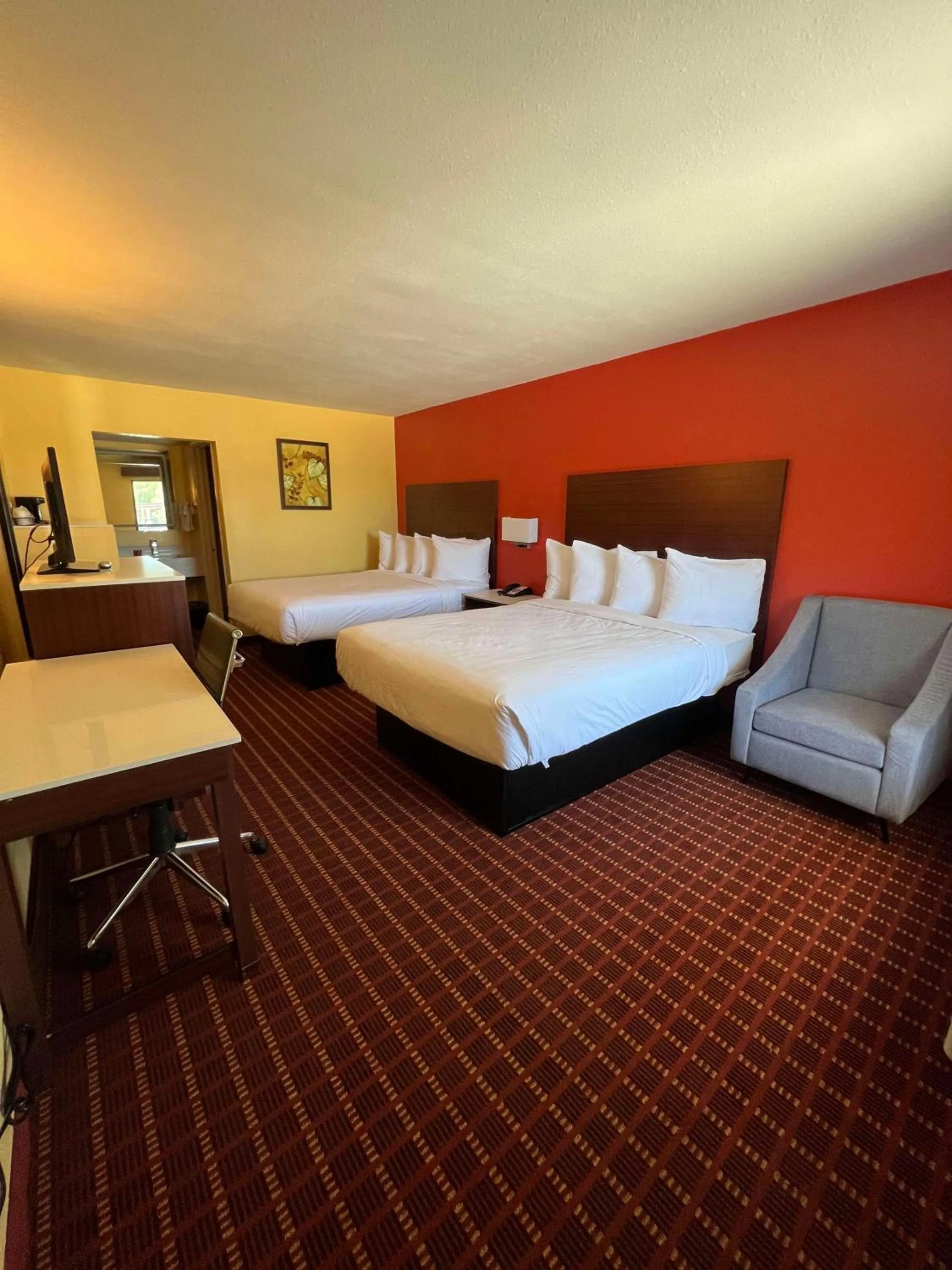 Bedroom, Bed in SureStay by Best Western Gulfport