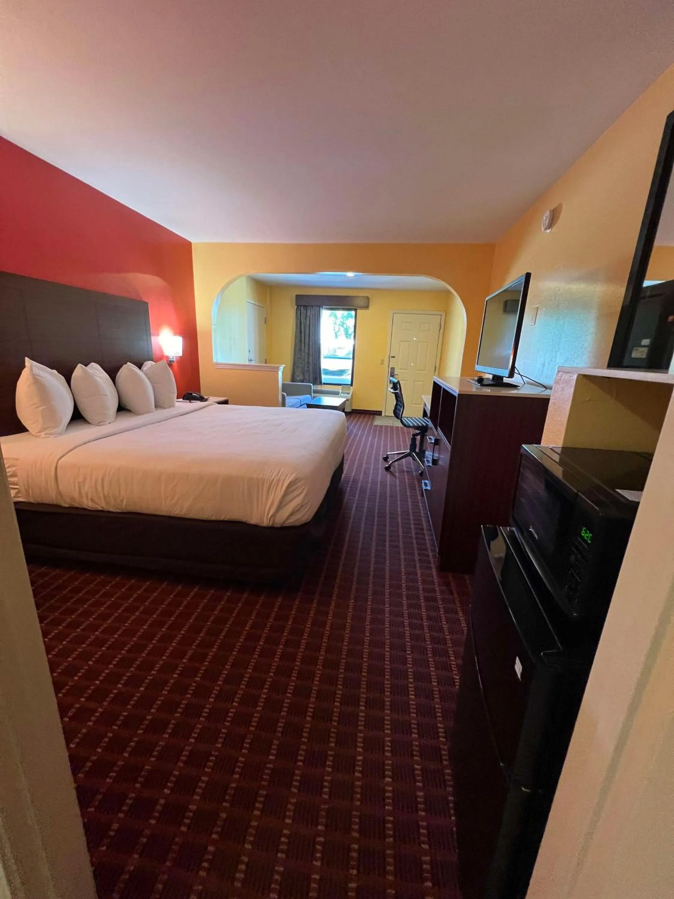 Bedroom, Bed in SureStay by Best Western Gulfport