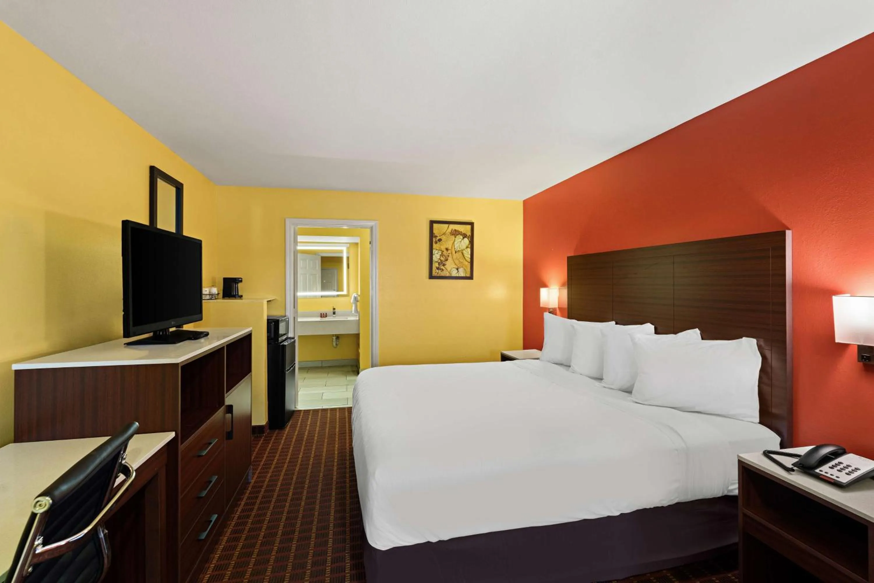 Bedroom, Bed in SureStay by Best Western Gulfport