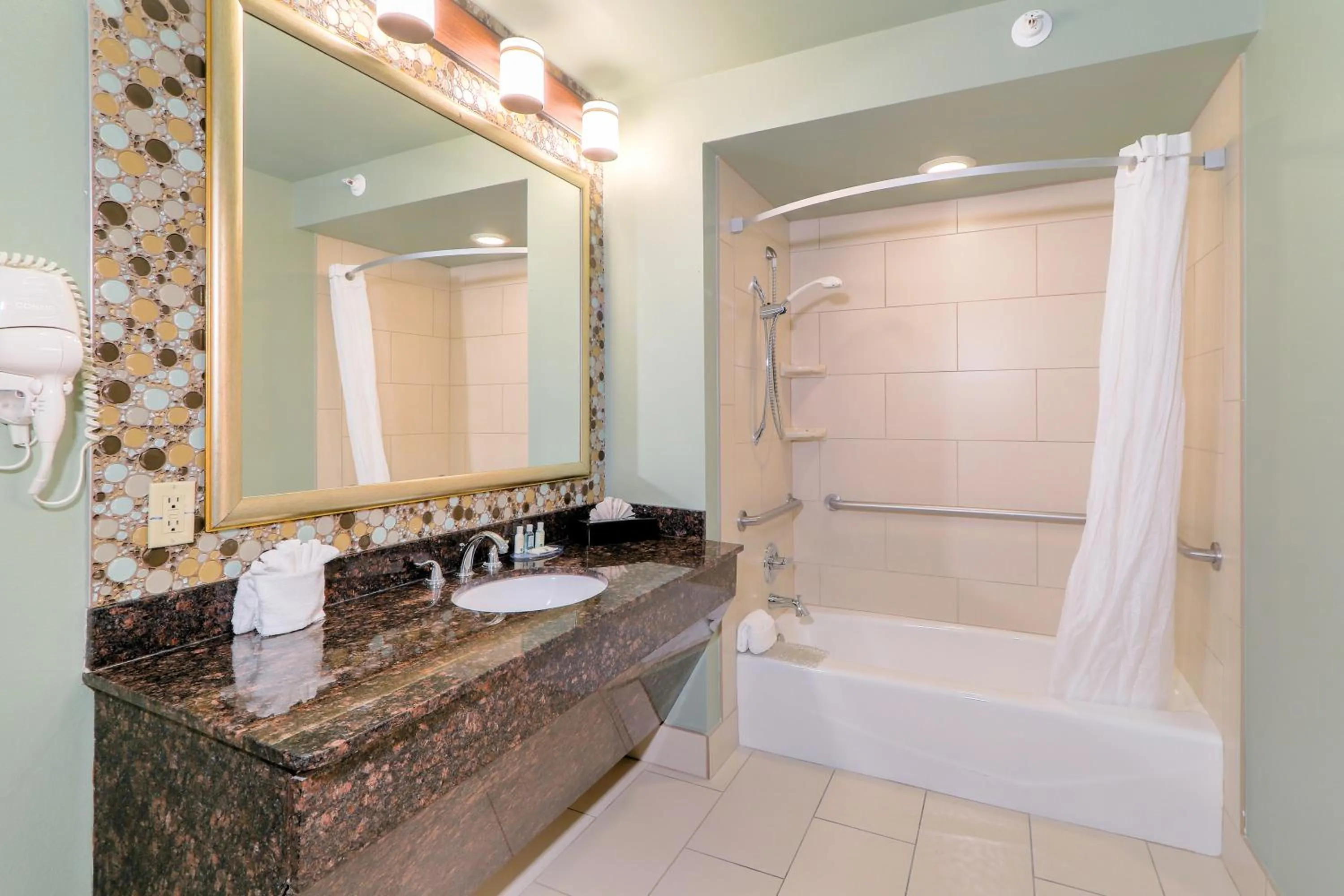 Shower in Quality Inn Near the Island Pigeon Forge