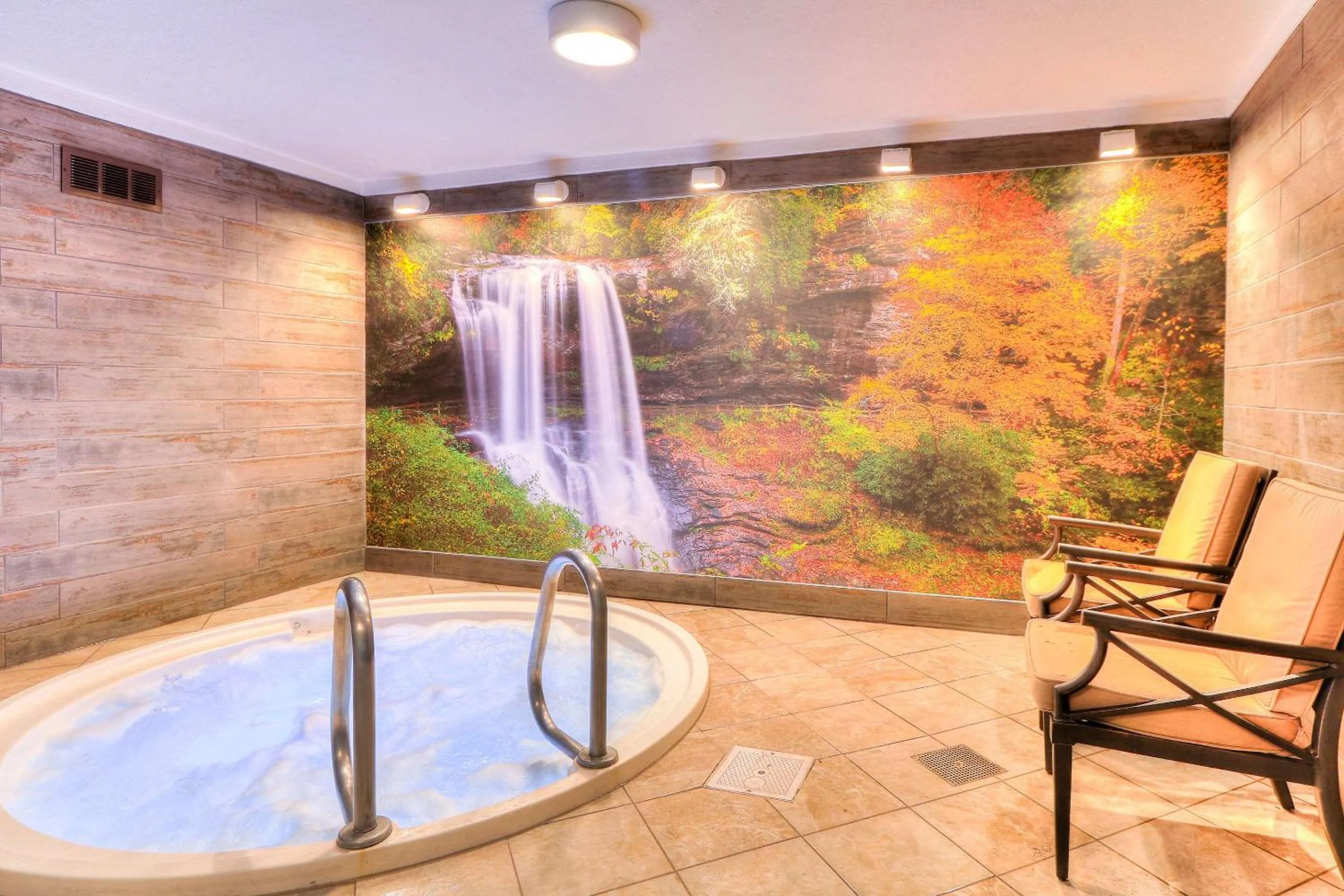 Swimming pool in Quality Inn Near the Island Pigeon Forge