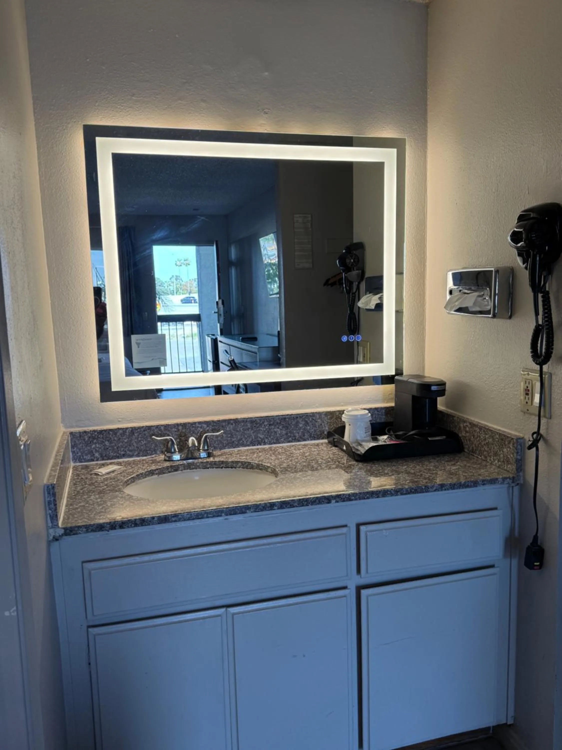 Coffee/tea facilities in Days Inn by Wyndham Ontario Airport