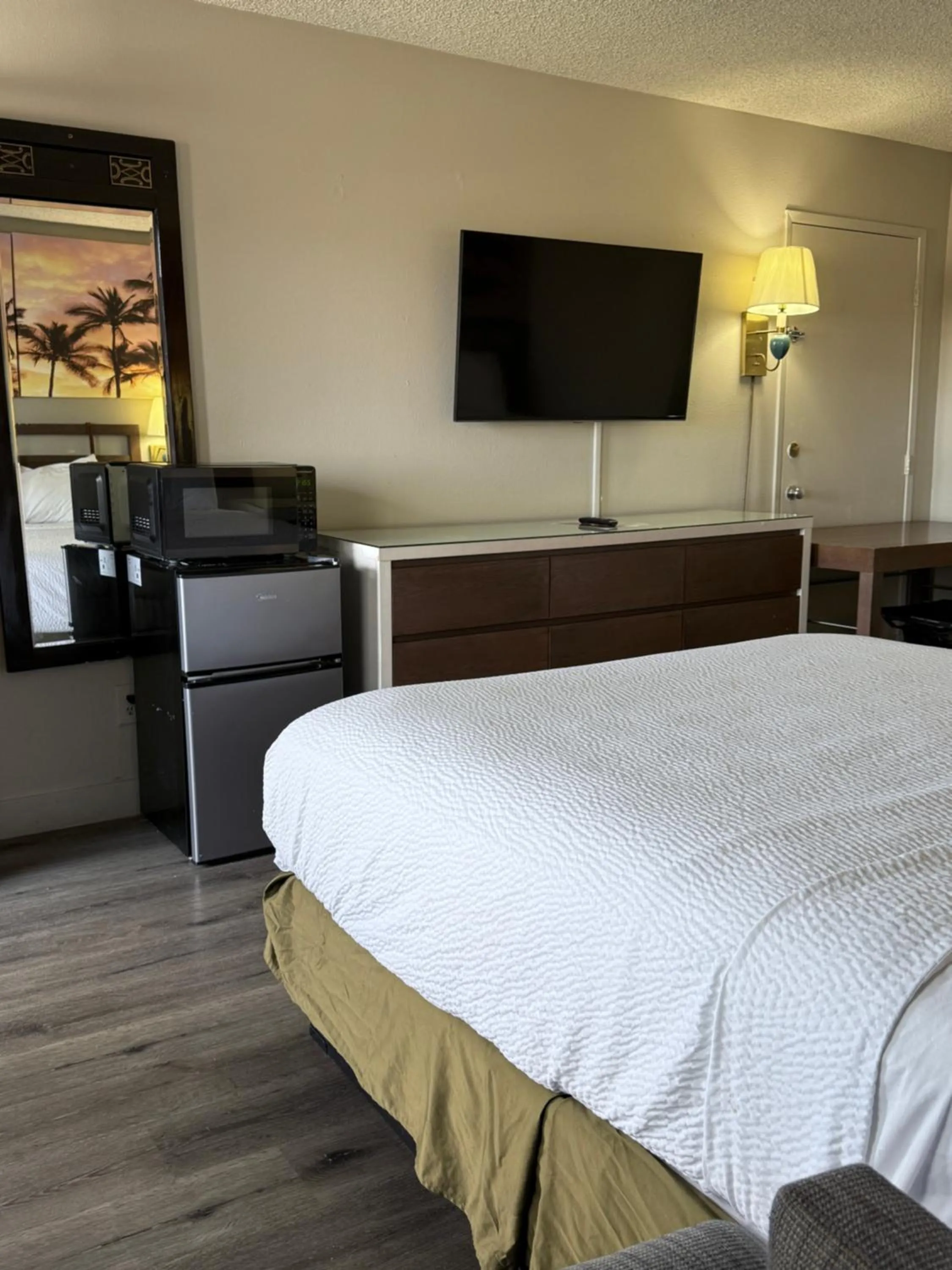 Communal lounge/ TV room, Bed in Days Inn by Wyndham Ontario Airport