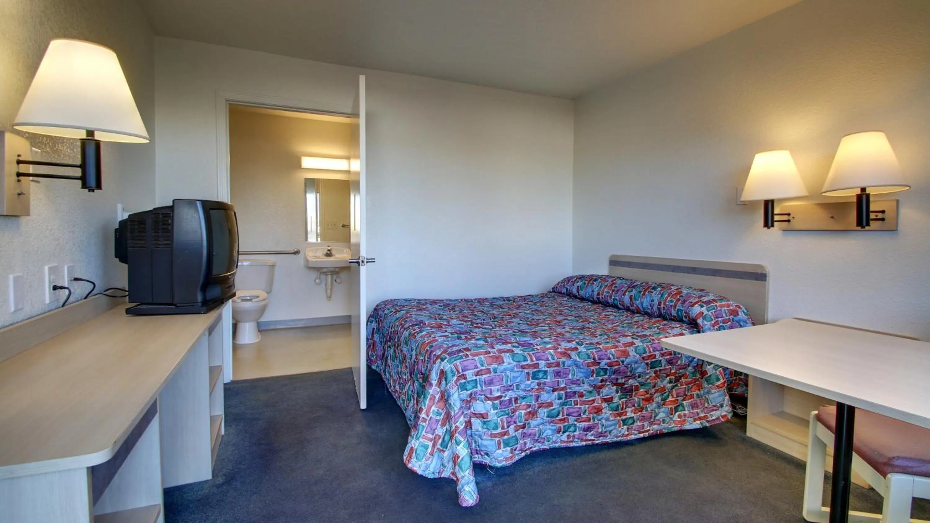 Bedroom, Bed in Motel 6-Owensboro, KY