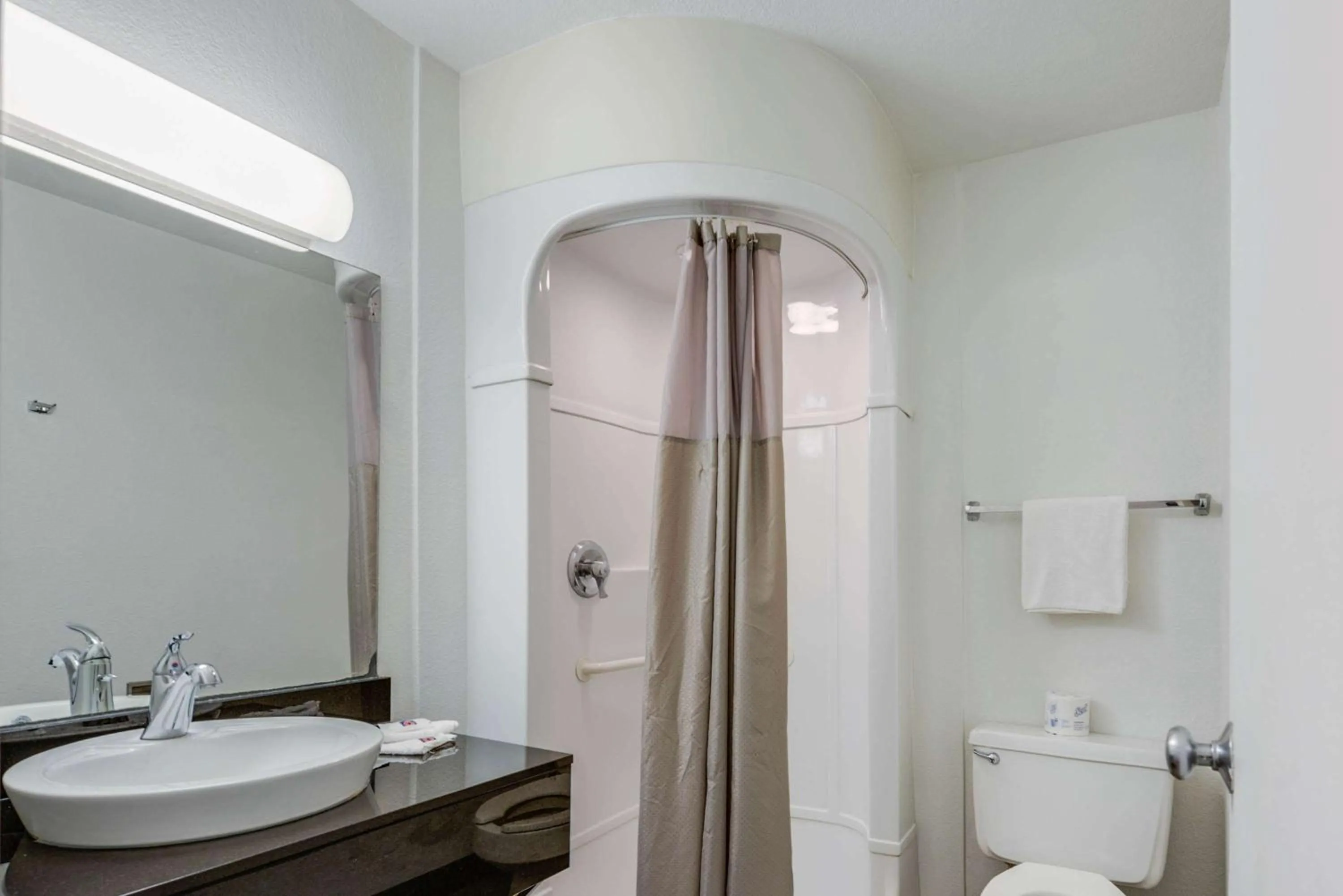 Photo of the whole room in Motel 6-Winnemucca, NV