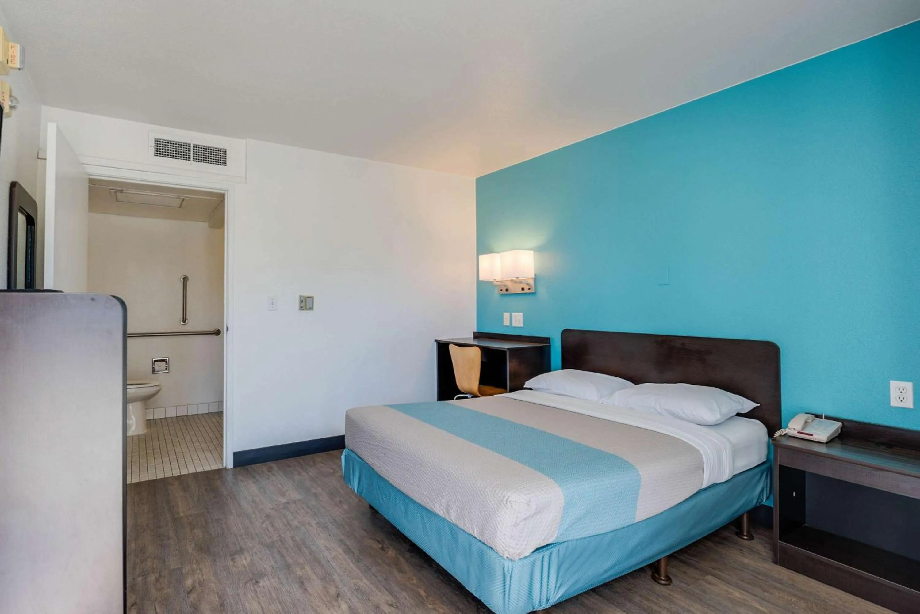 Photo of the whole room, Bed in Motel 6-Winnemucca, NV