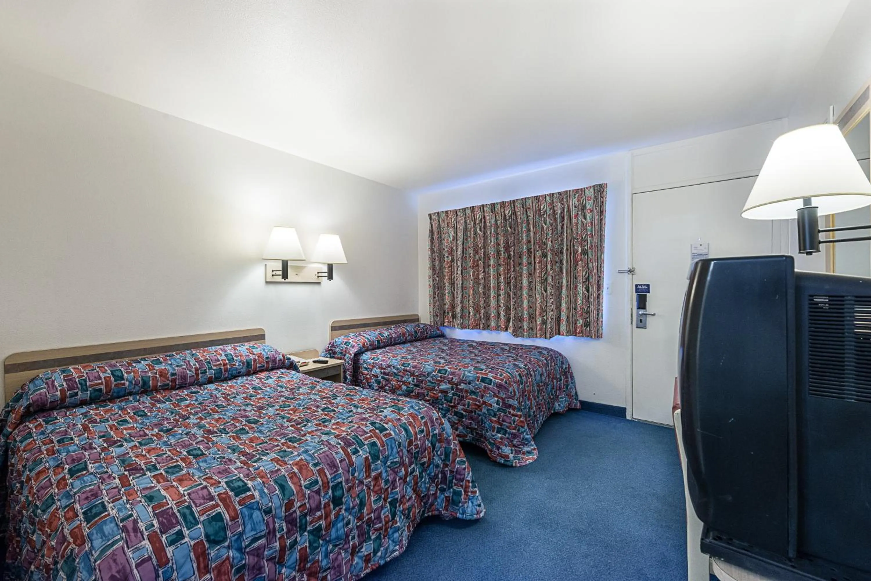 Photo of the whole room, Bed in Motel 6-Winnemucca, NV