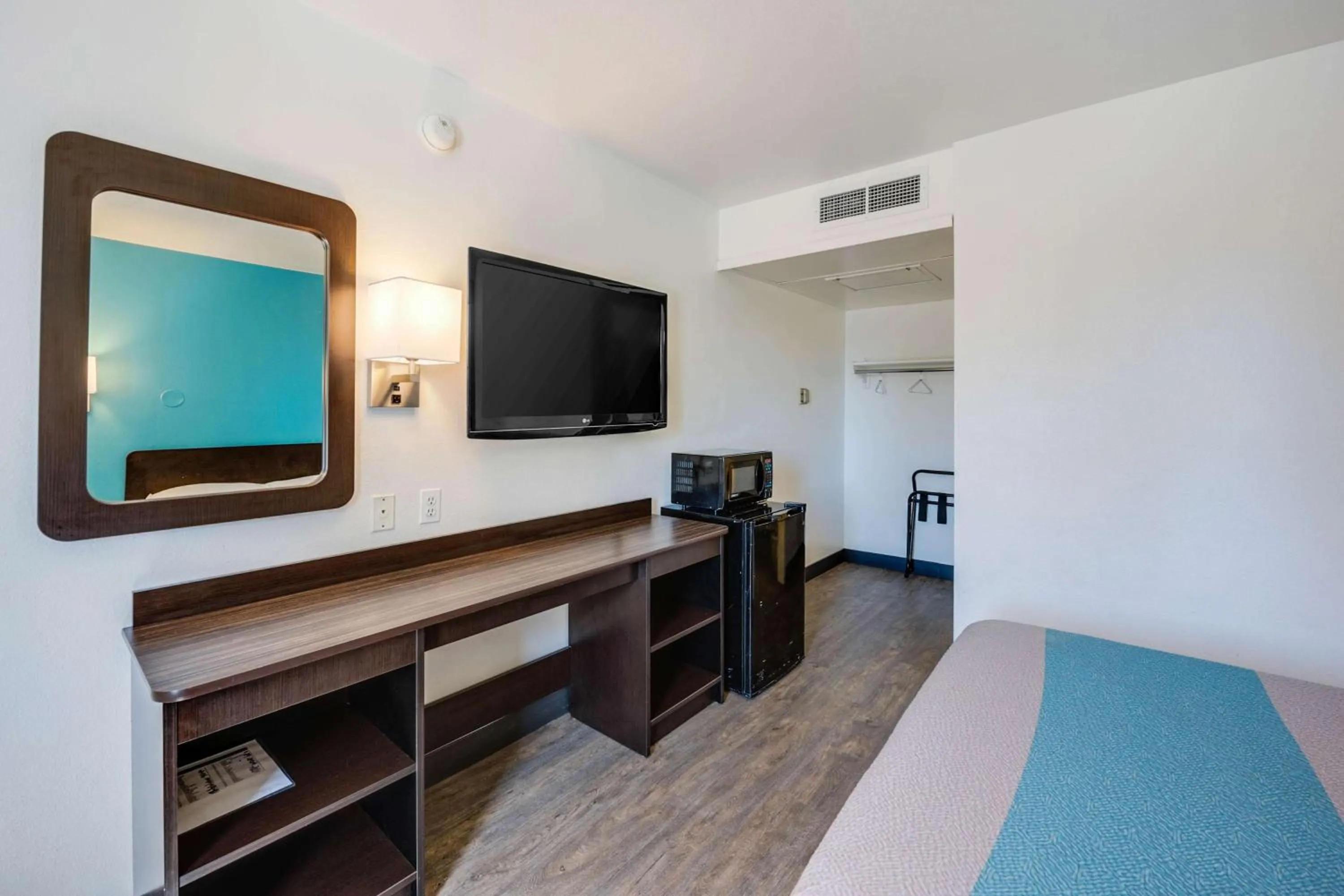 Photo of the whole room, Bed in Motel 6-Winnemucca, NV