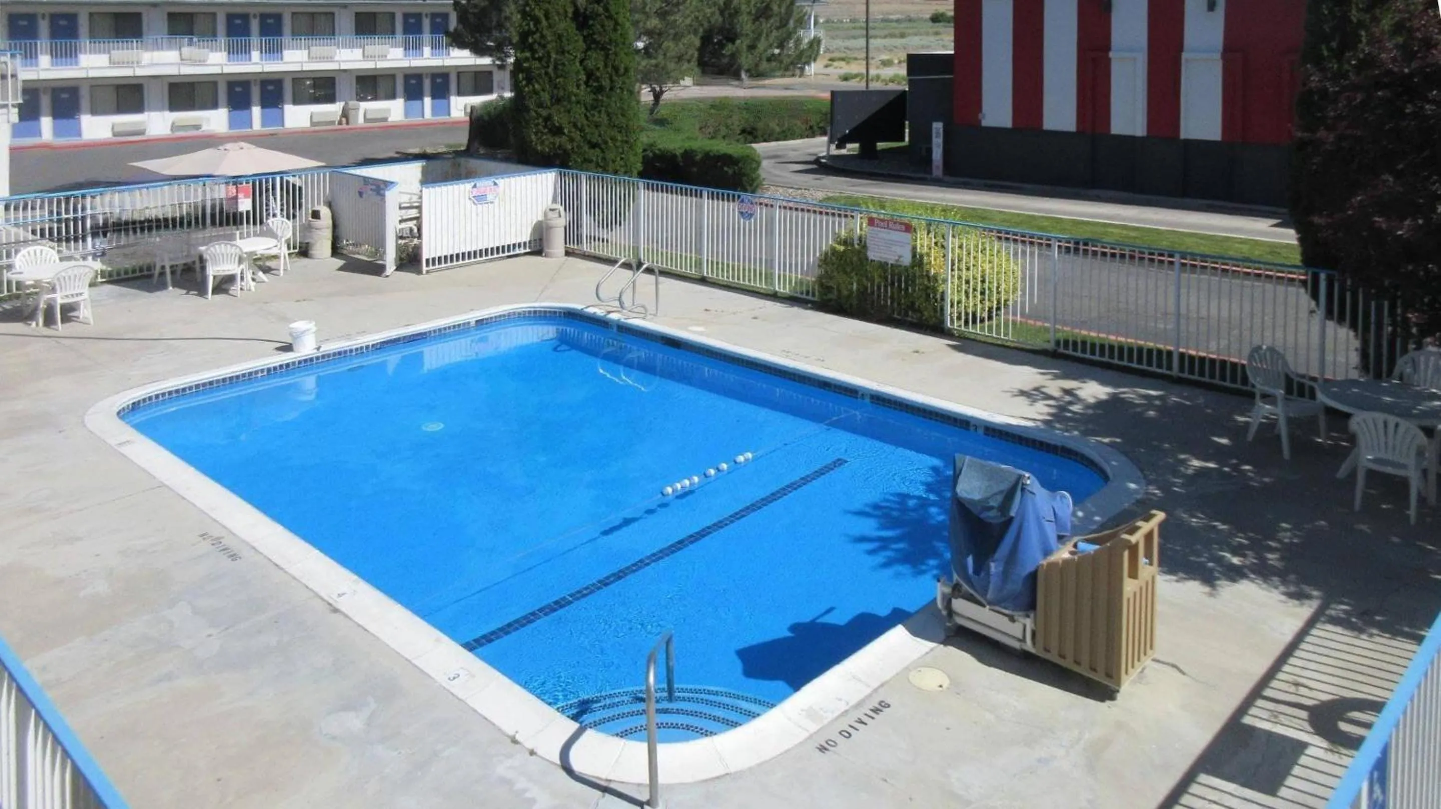 Swimming pool in Park Inn by Radisson, Winnemucca