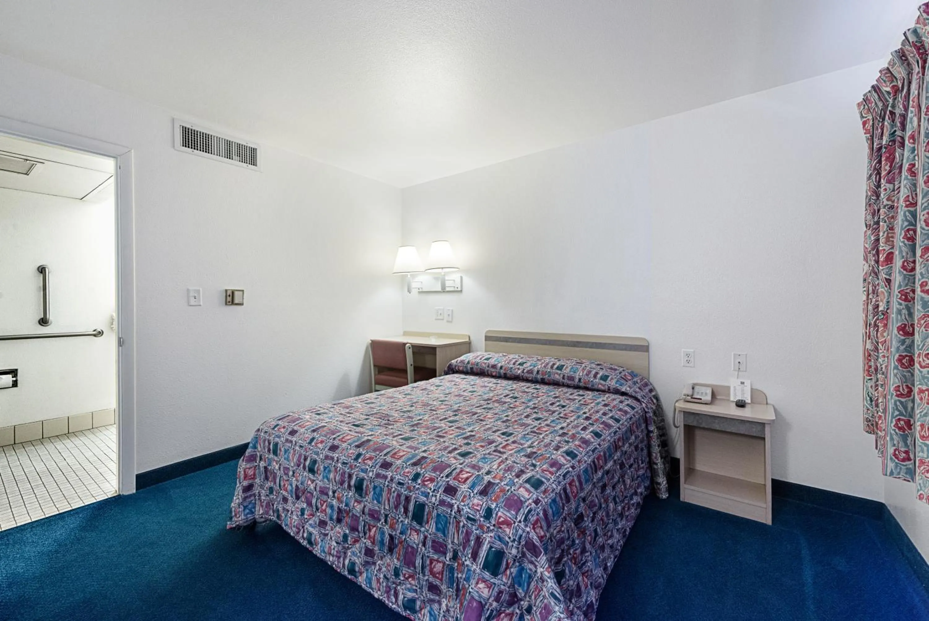 Photo of the whole room, Bed in Motel 6-Winnemucca, NV