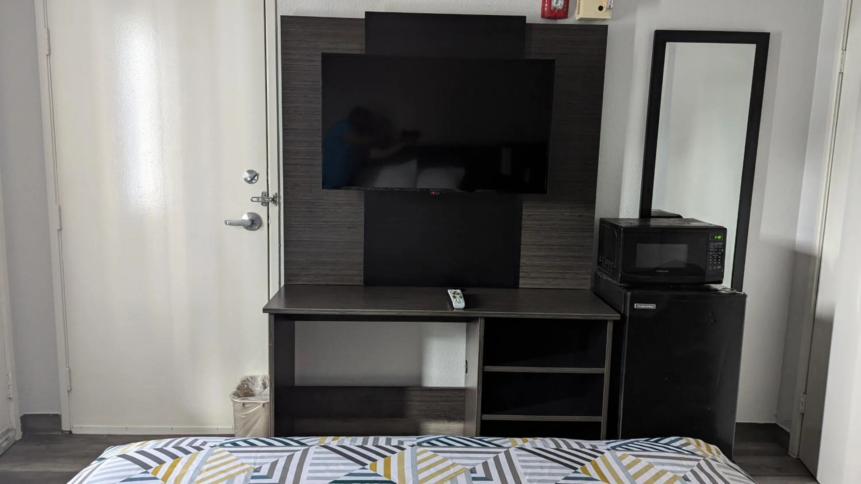 TV and multimedia, Bed in Motel 6-Victoria, TX