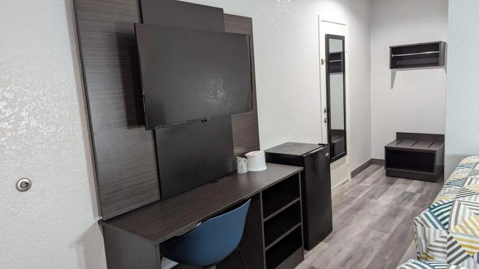 TV and multimedia, Bed in Motel 6-Victoria, TX