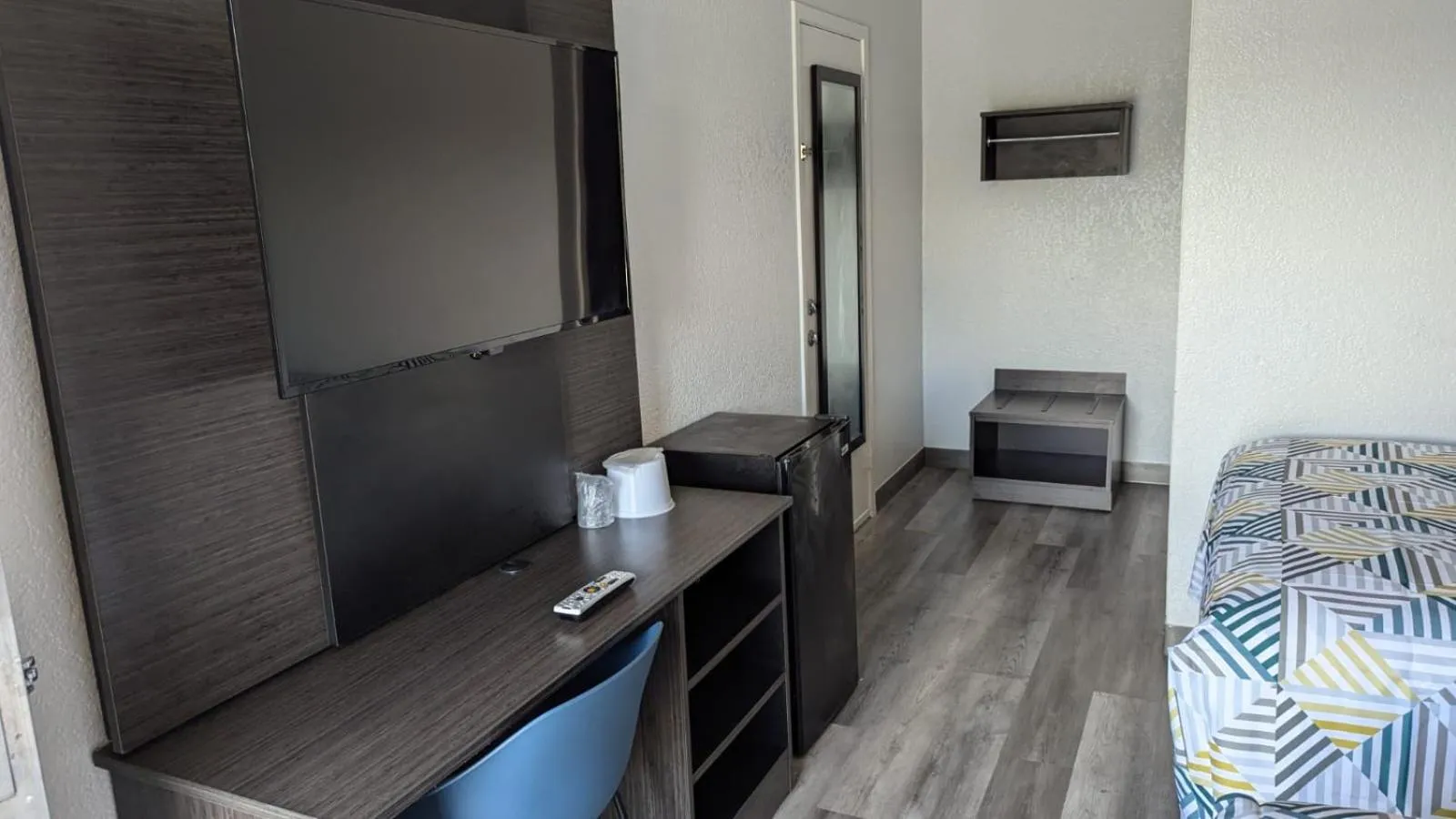 TV and multimedia, Bed in Motel 6-Victoria, TX