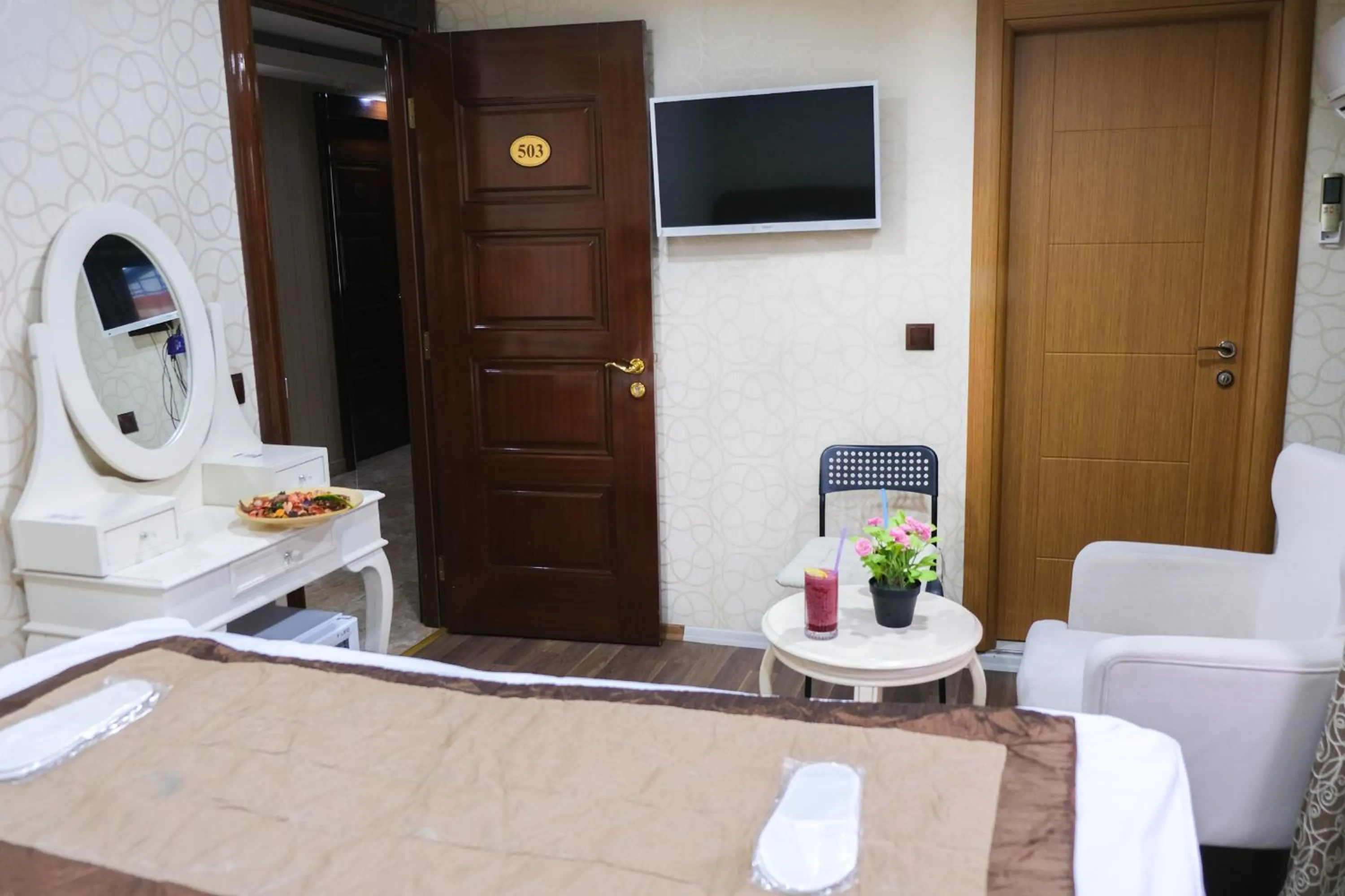 Communal lounge/ TV room, Bed in Florya House Hotel