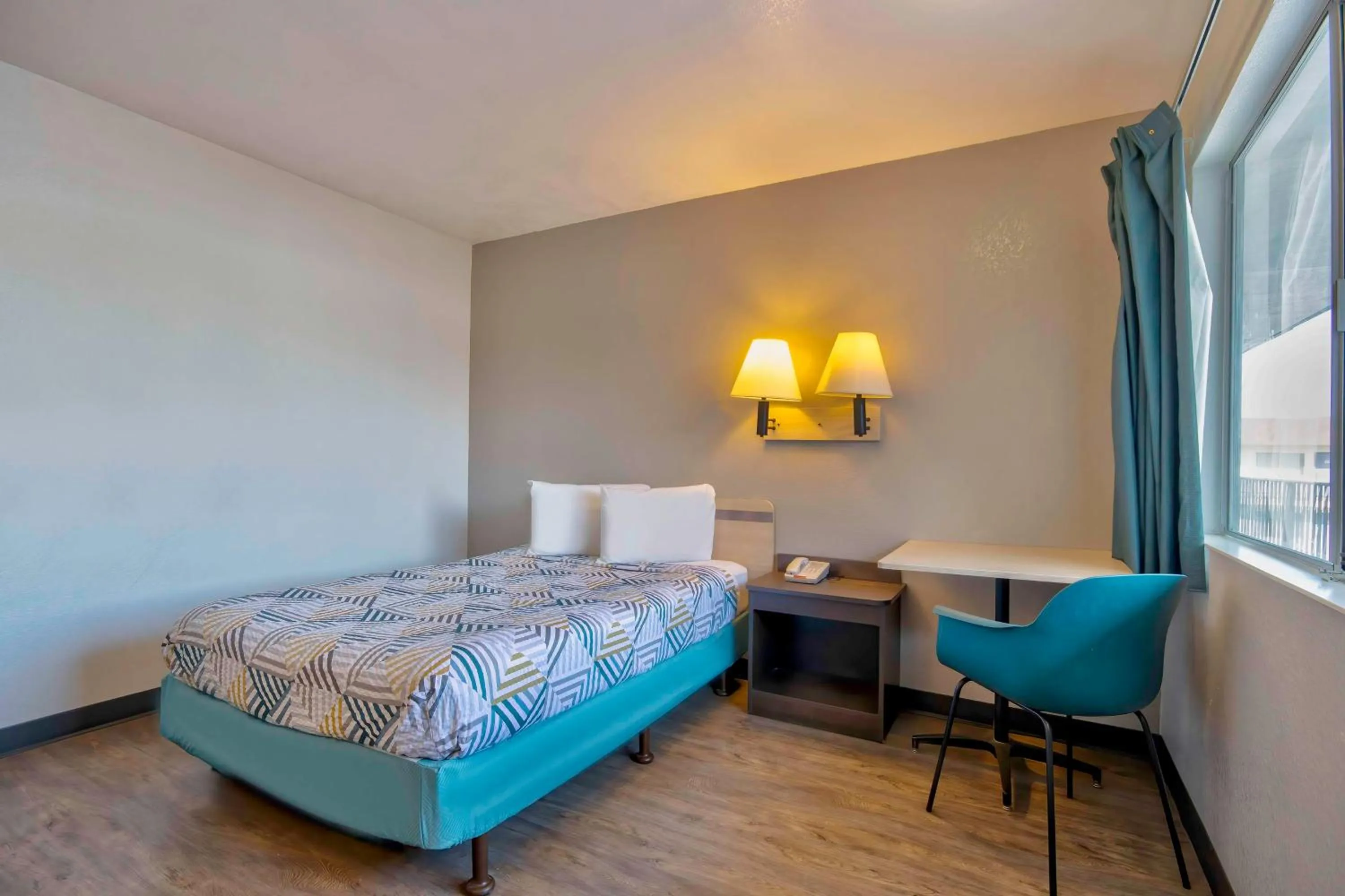 Bedroom, Bed in Motel 6-Farmington, NM