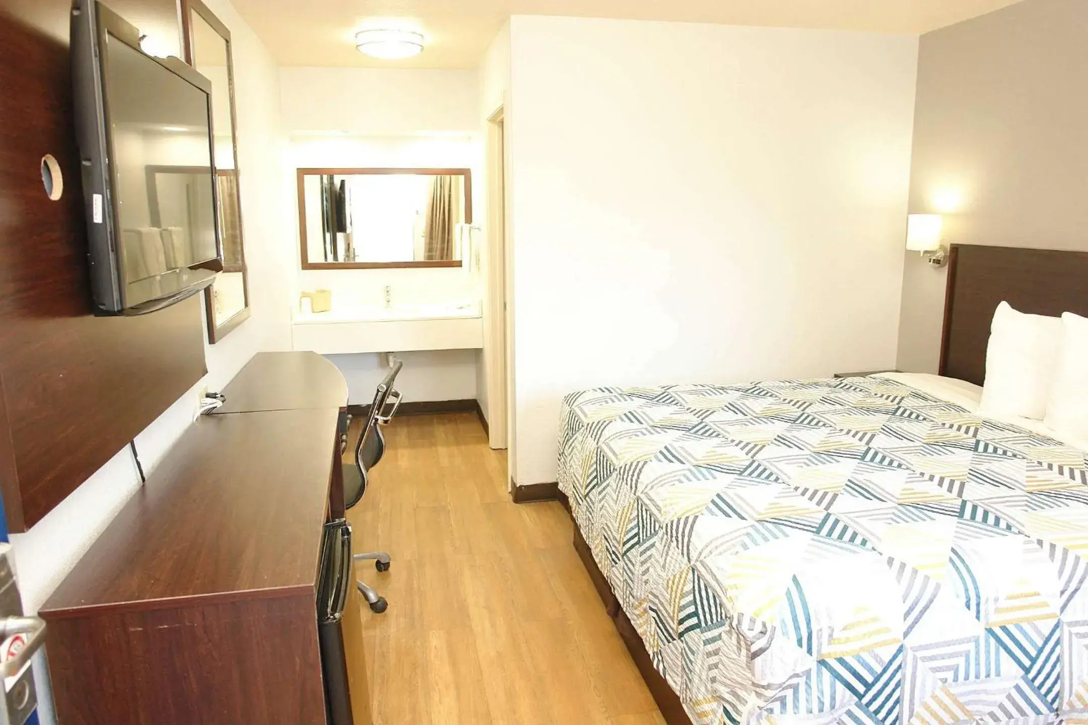 Standard King Room - Smoking in Motel 6 Hattiesburg, MS Standard King Room - Smoking in Motel 6 Hattiesburg, MS