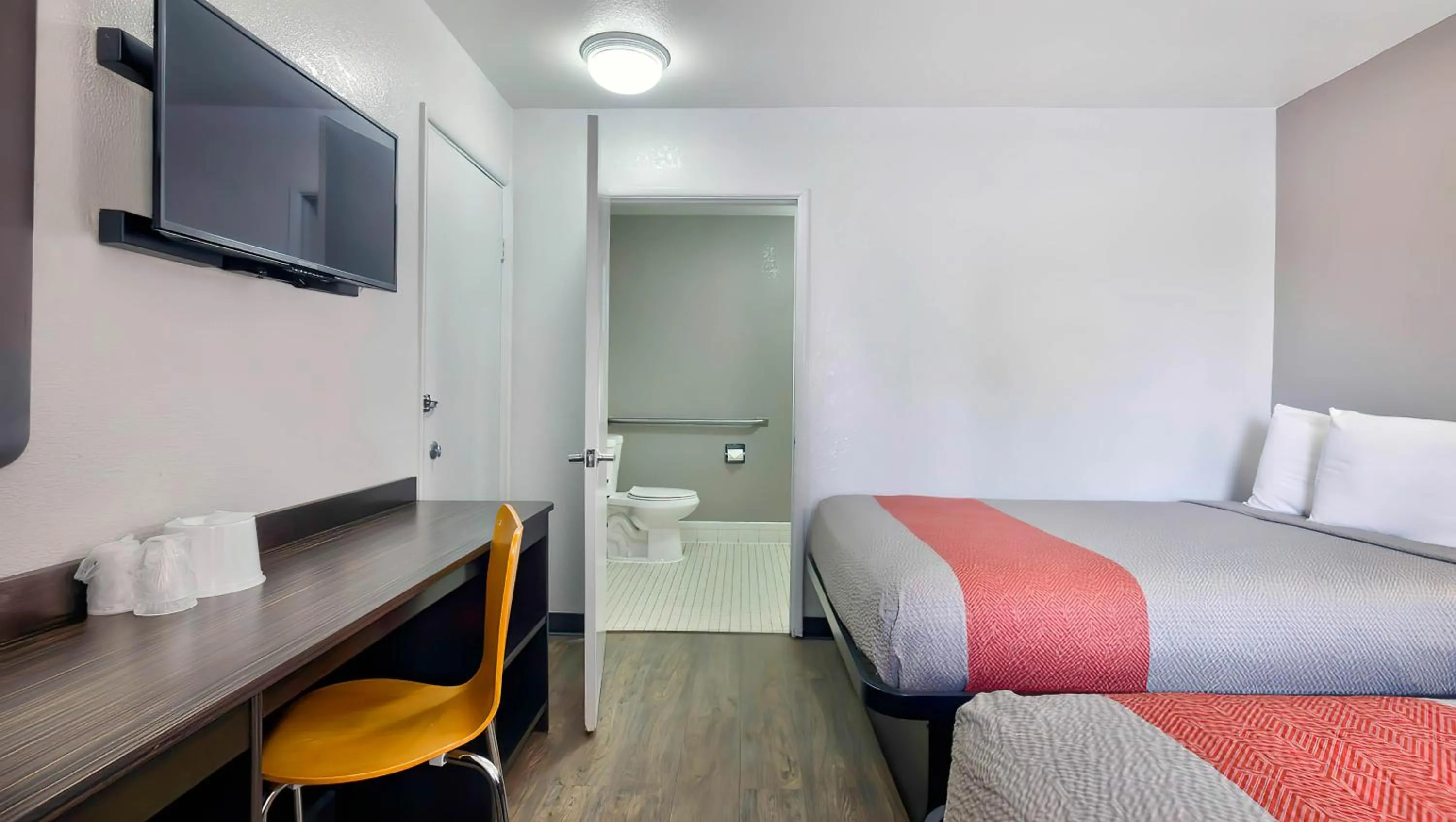 Photo of the whole room, Bed in Motel 6-Gallup, NM