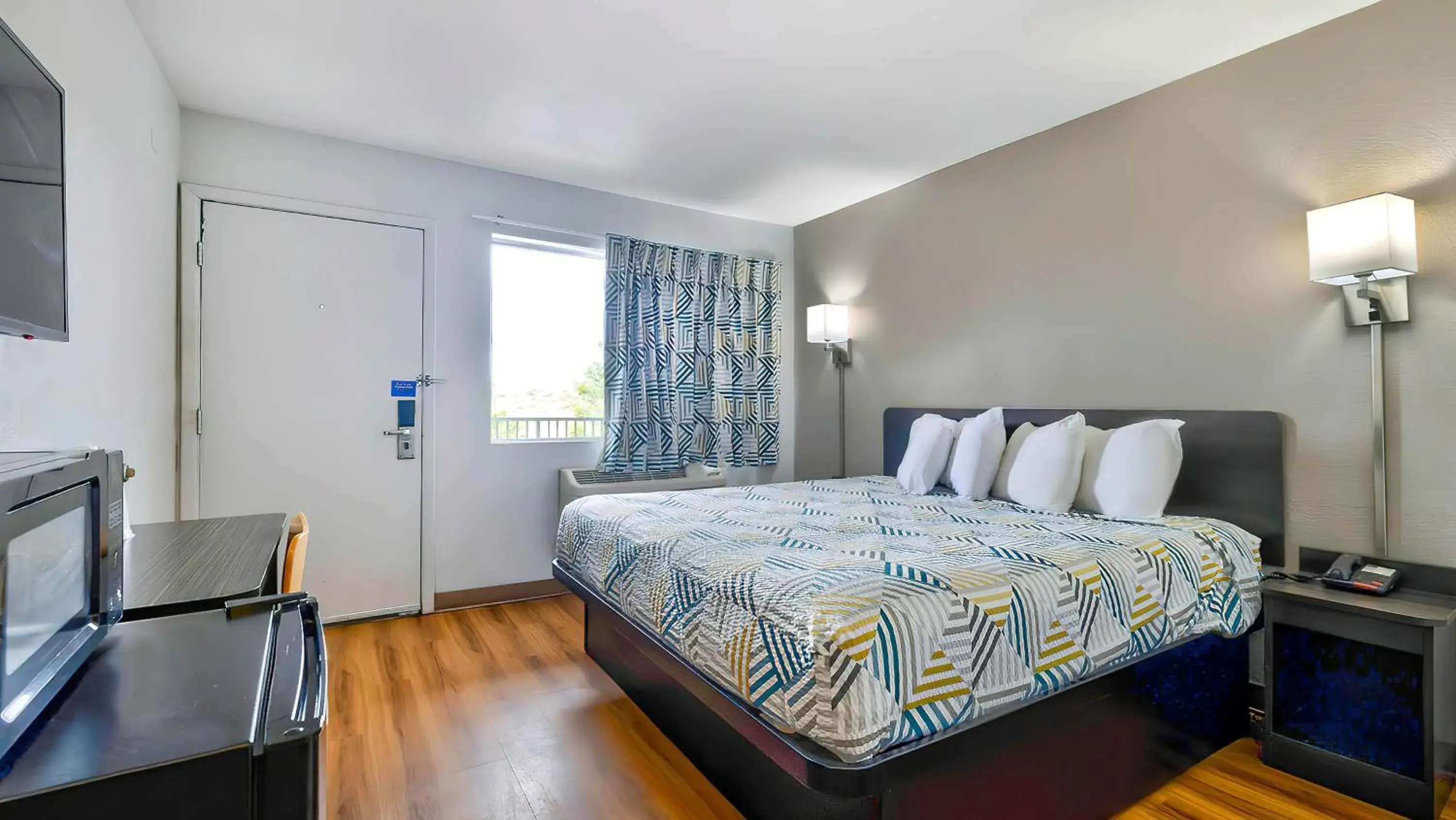 King Room - single occupancy - Non-Smoking in Motel 6-Gallup, NM King Room - single occupancy - Non-Smoking in Motel 6-Gallup, NM