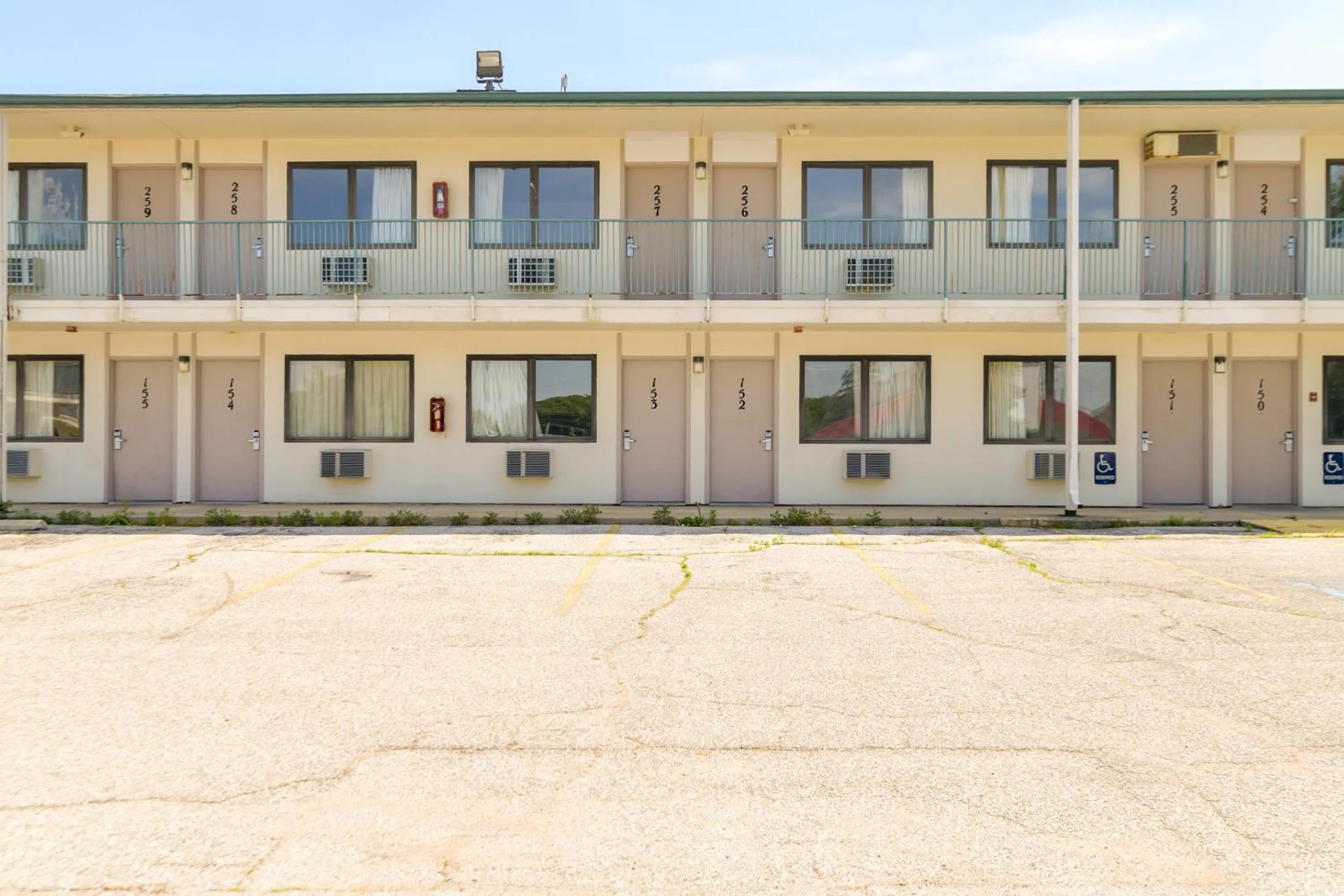 Facade/entrance in OYO Hotel South Bend - Campus