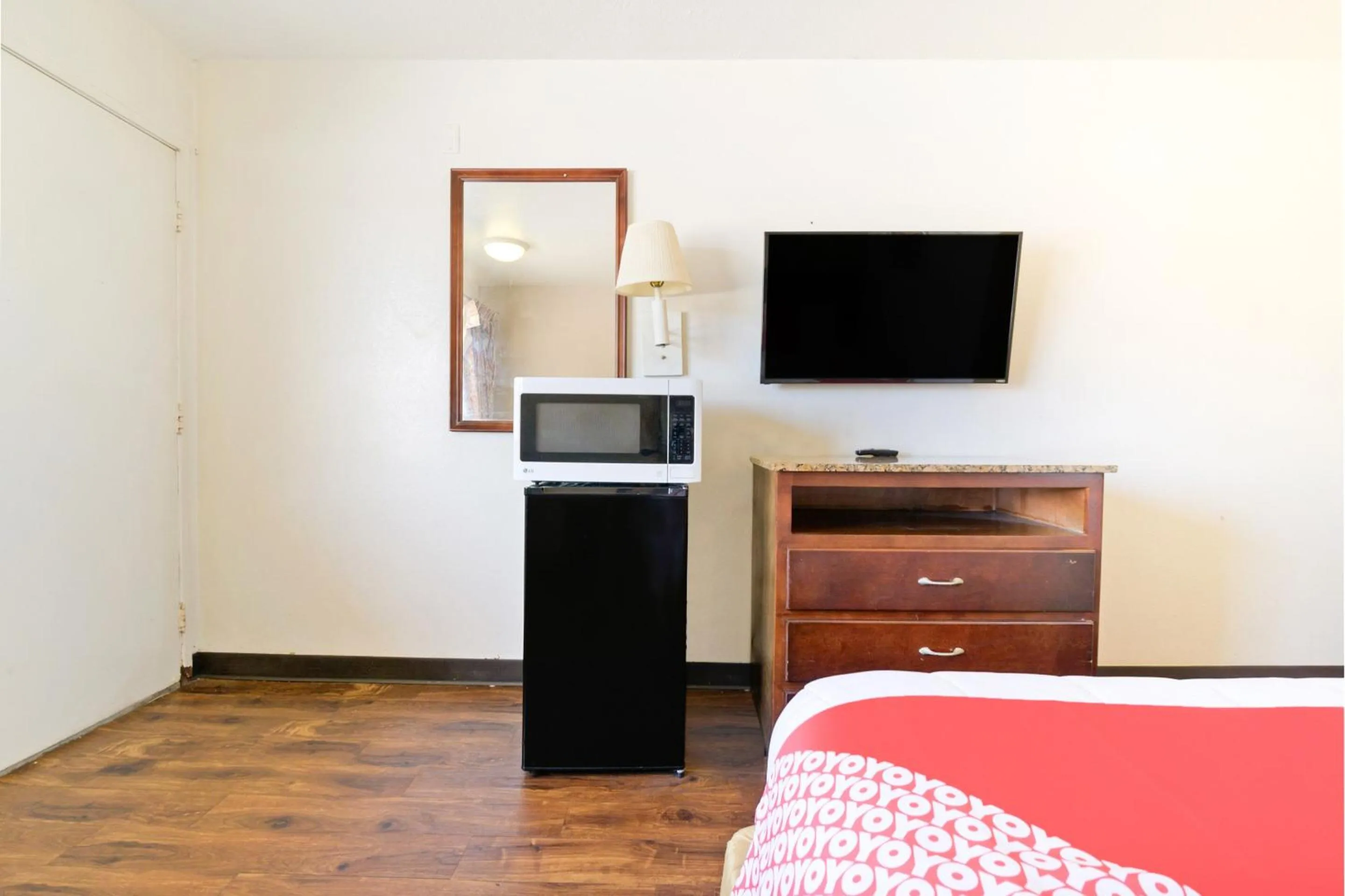 Bedroom in OYO Hotel South Bend - Campus