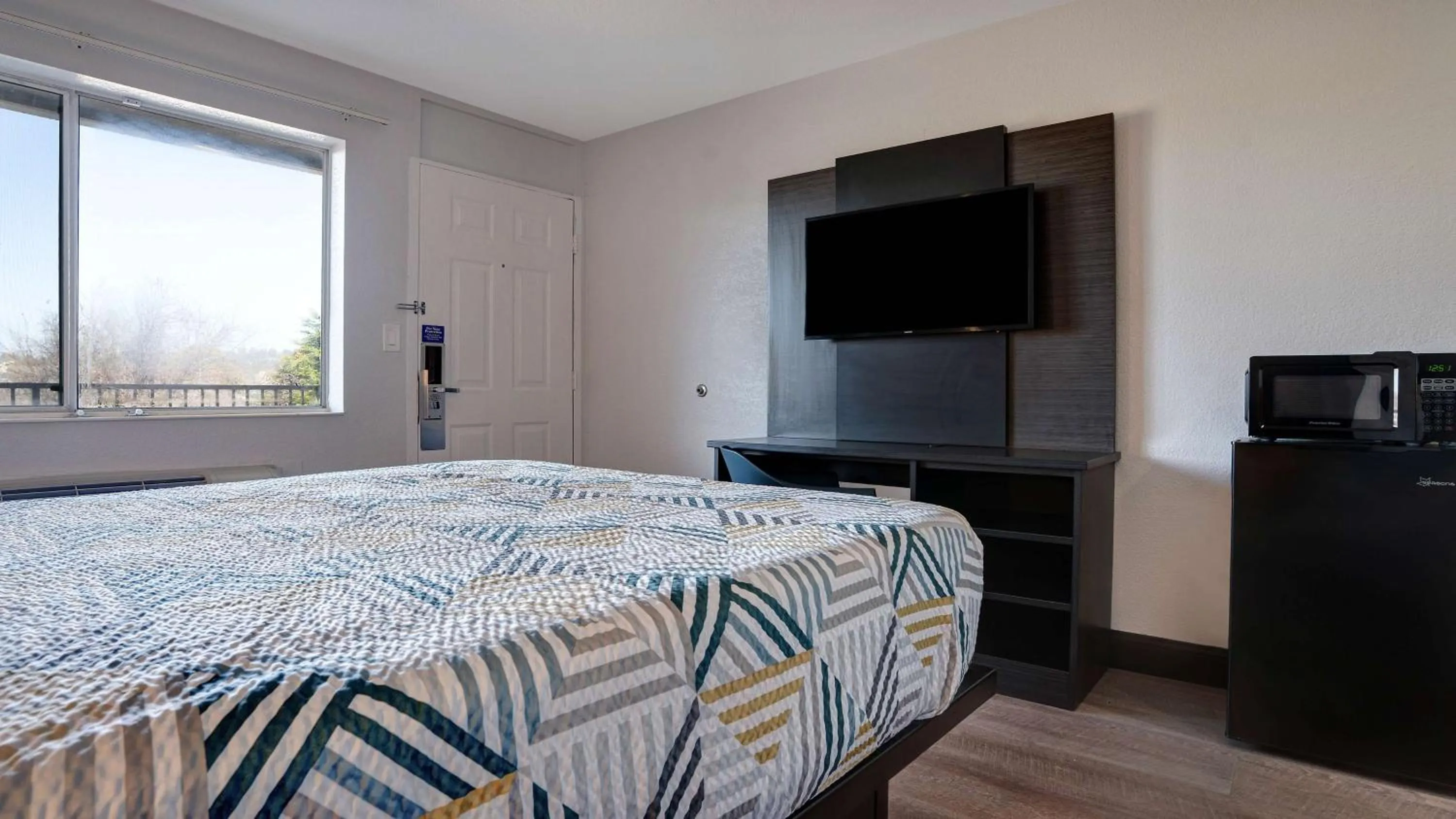 Bedroom, Bed in Motel 6-Arcata, CA Cal Poly Humboldt