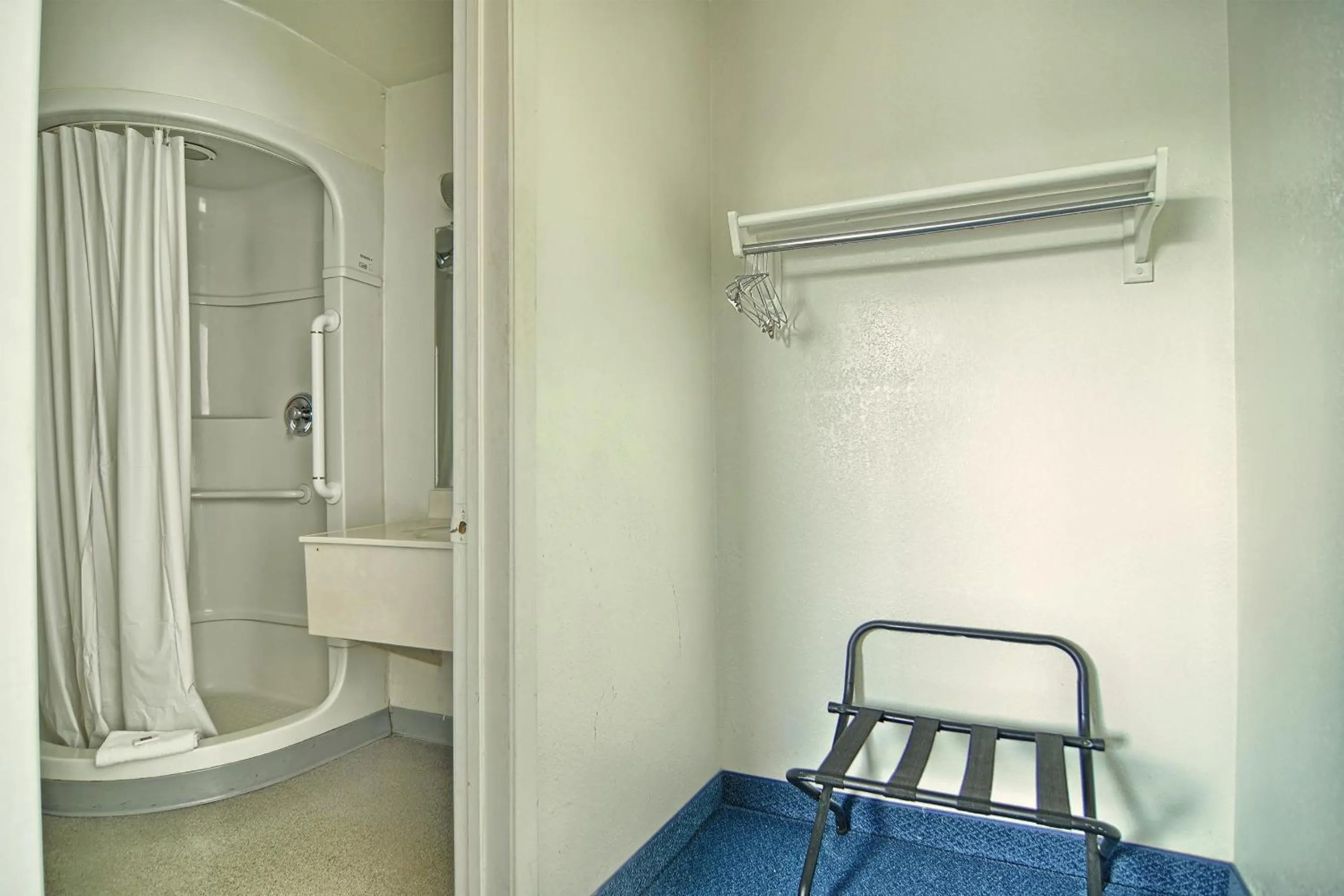 Bathroom in Skyline Inn