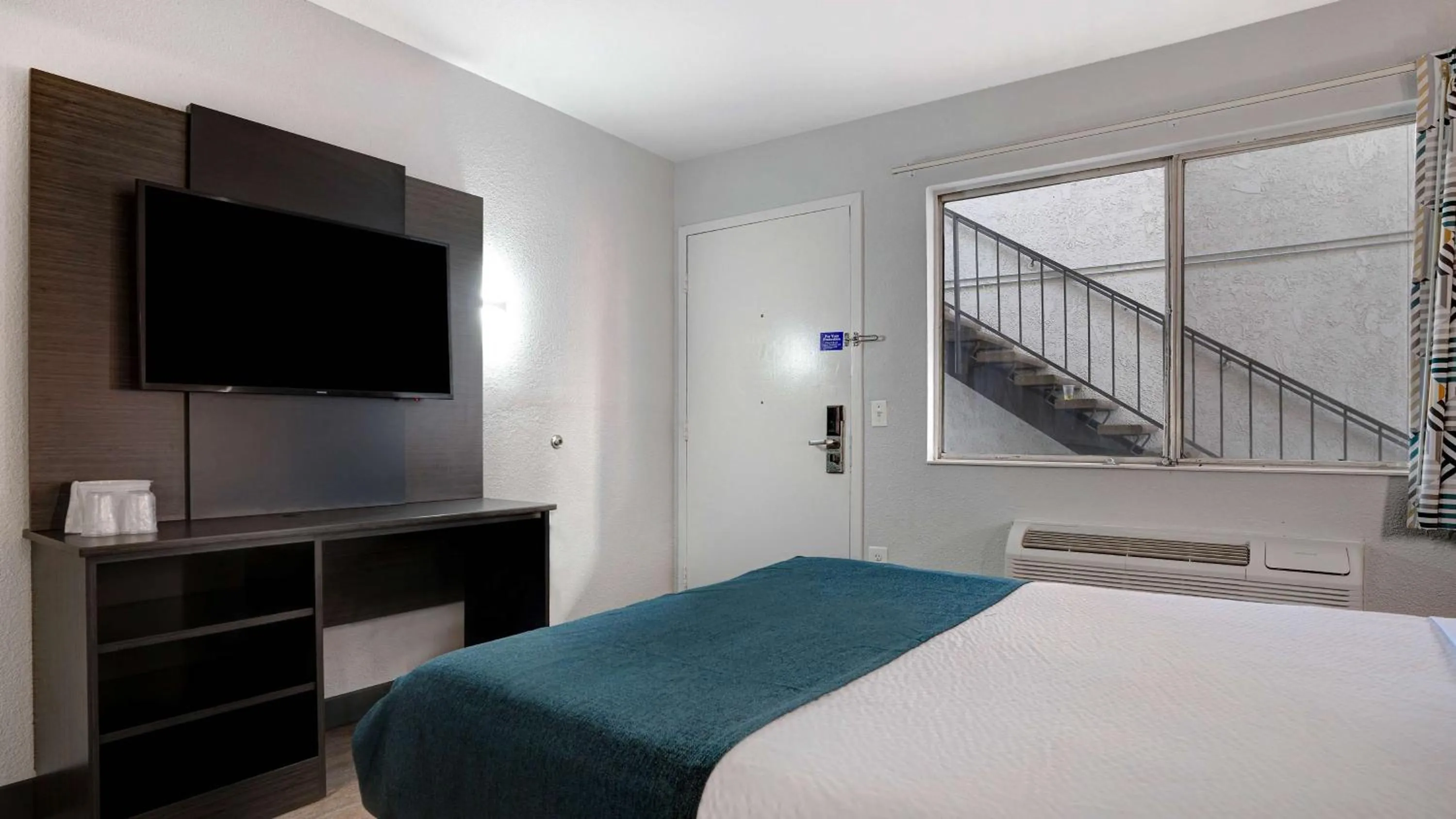 Bedroom, Bed in Motel 6-Bakersfield, CA - South