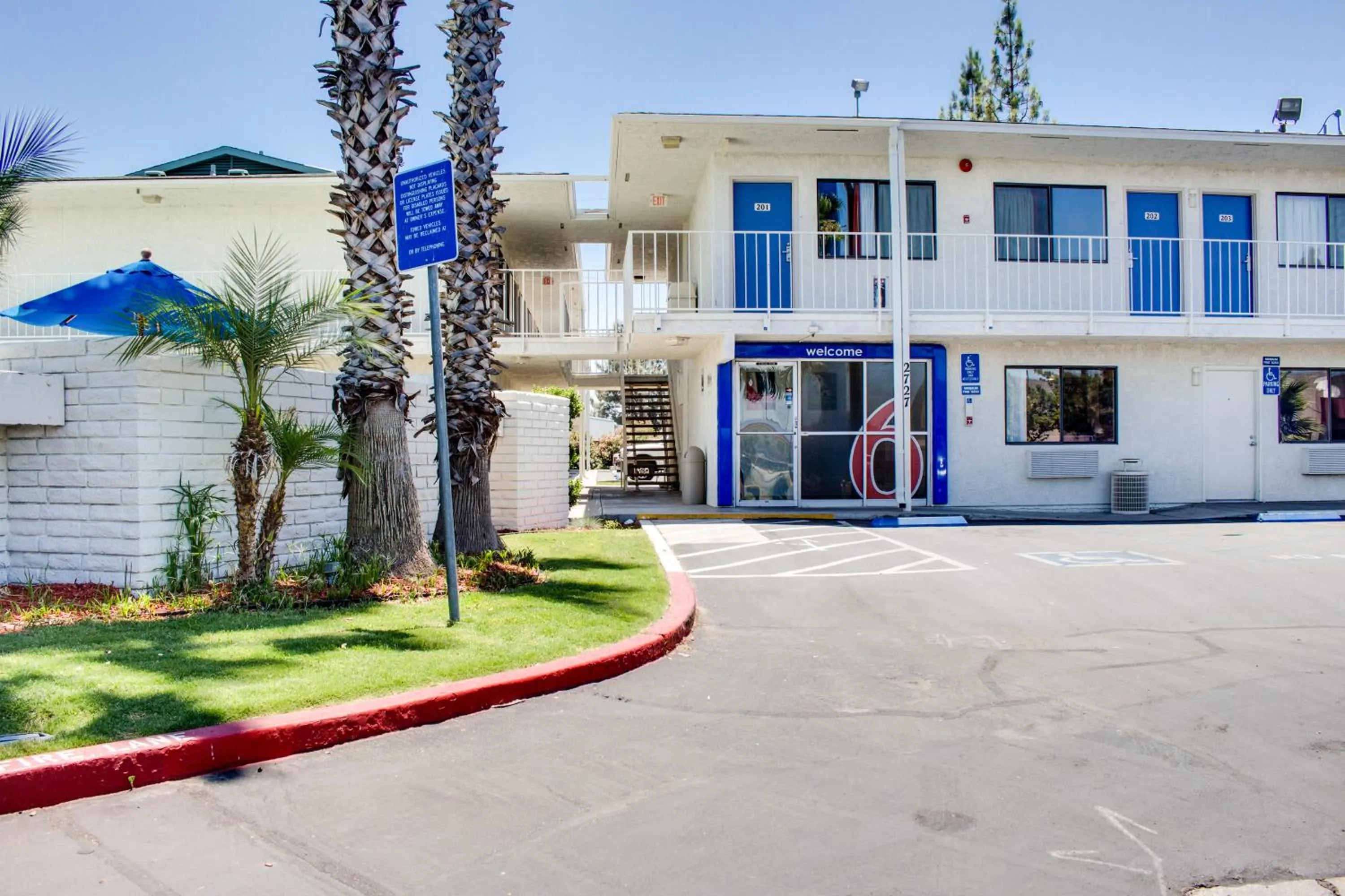 Facade/entrance in Motel 6-Bakersfield, CA - South