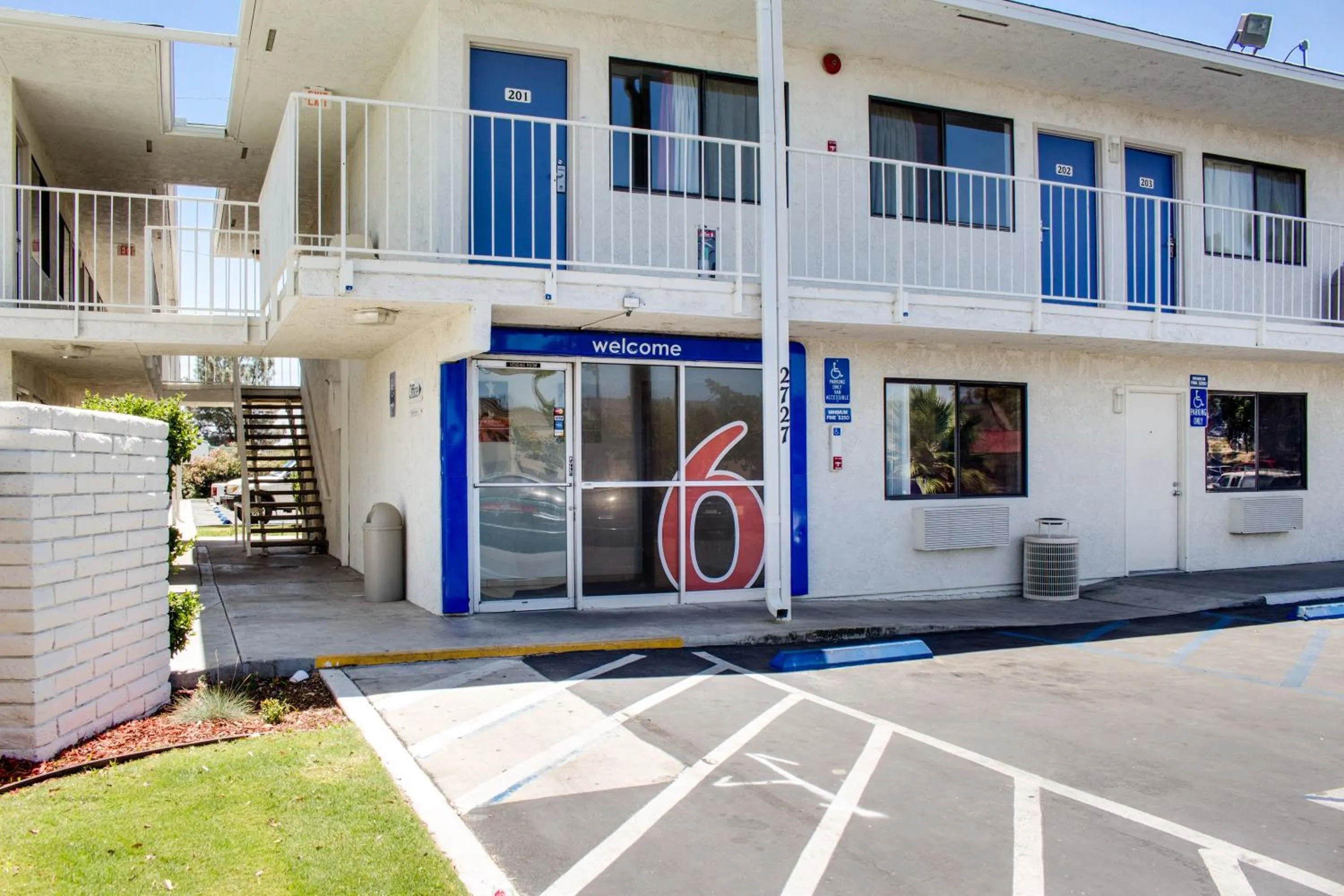 Facade/entrance in Motel 6-Bakersfield, CA - South