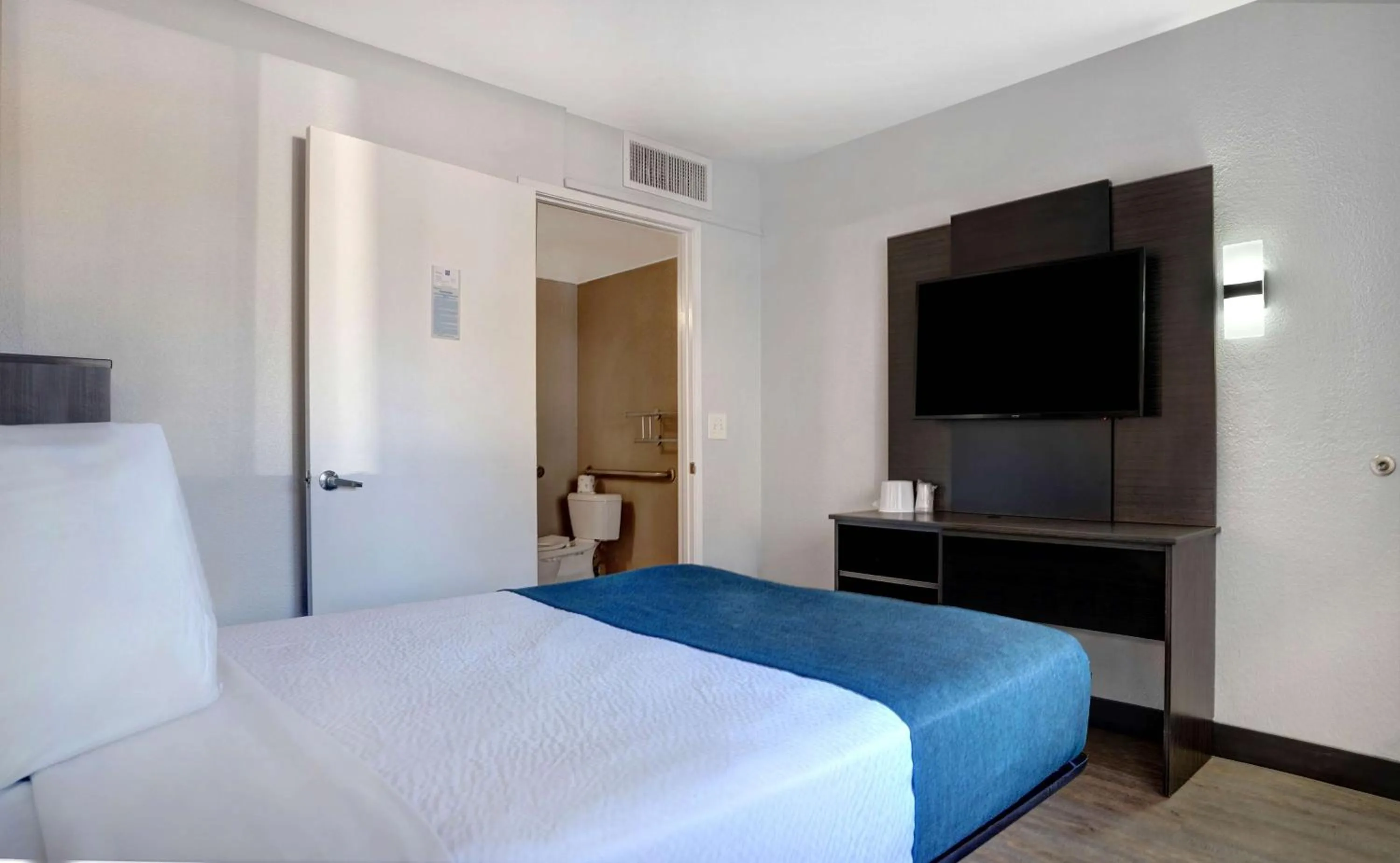 Bedroom, Bed in Motel 6-Bakersfield, CA - South