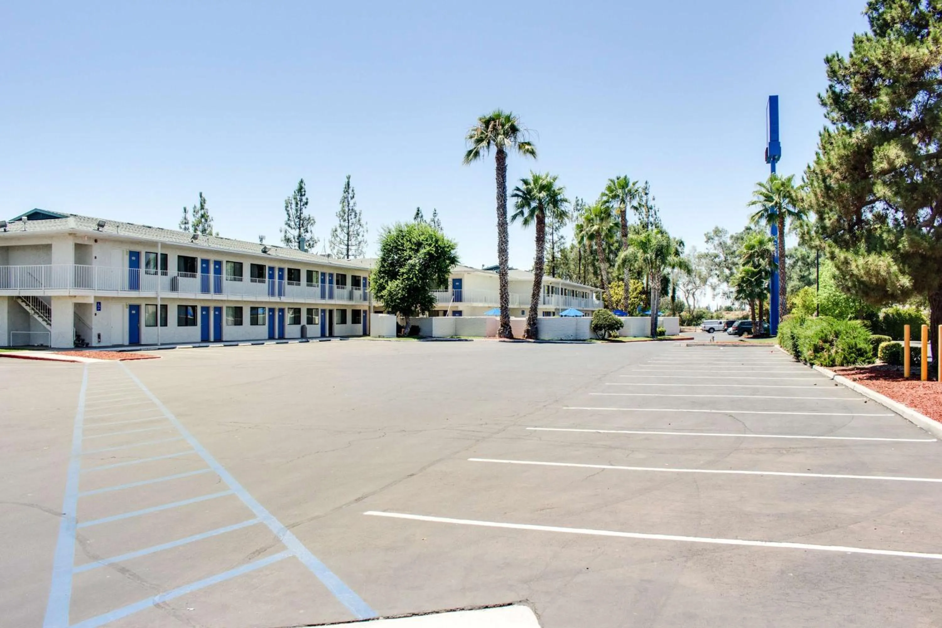 Property building in Motel 6-Bakersfield, CA - South