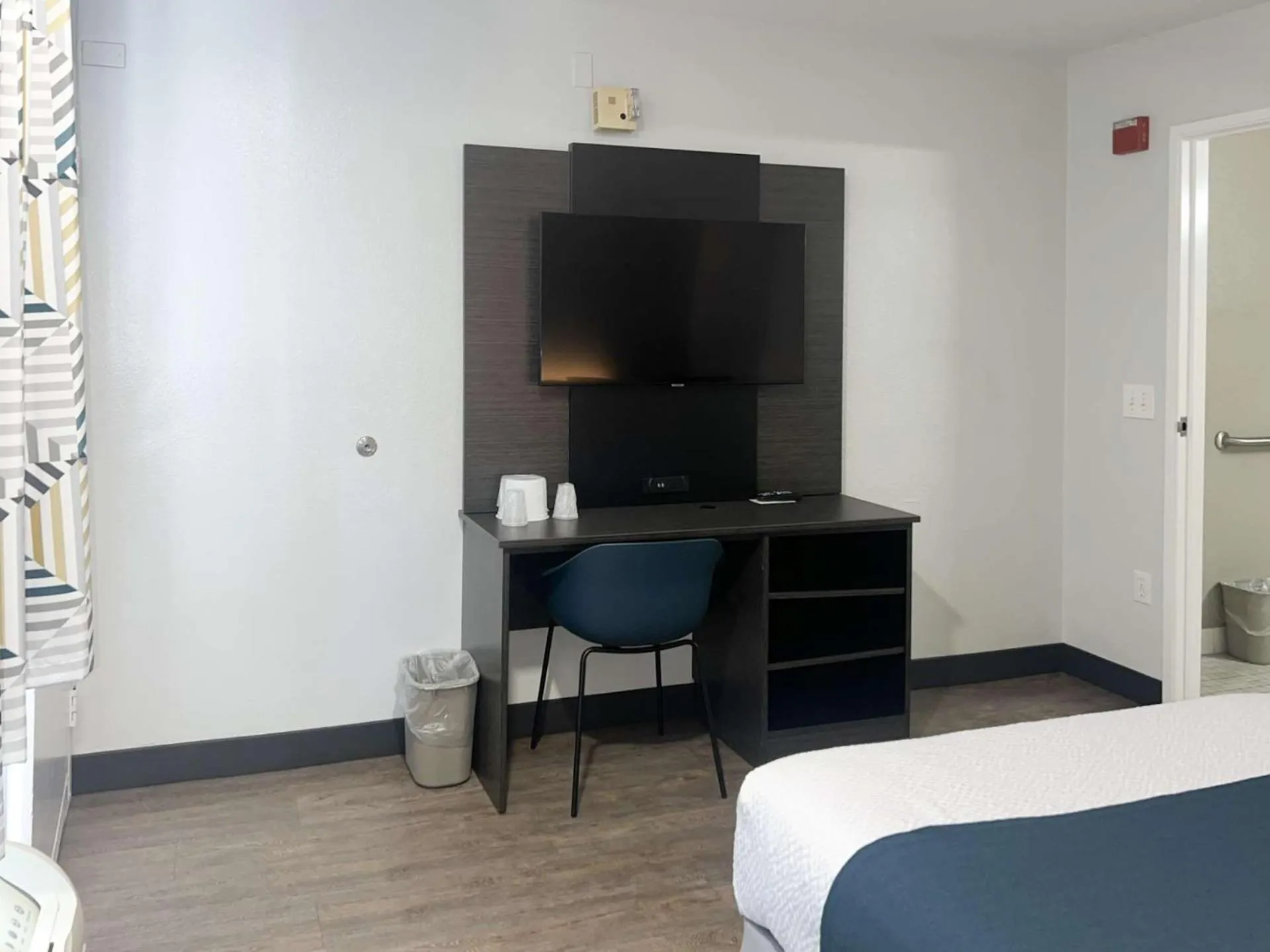 Bedroom, Bed in Motel 6-Tulare, CA