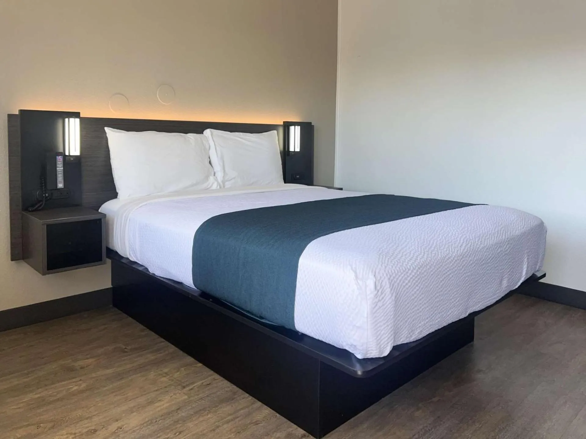 Bedroom, Bed in Motel 6-Tulare, CA