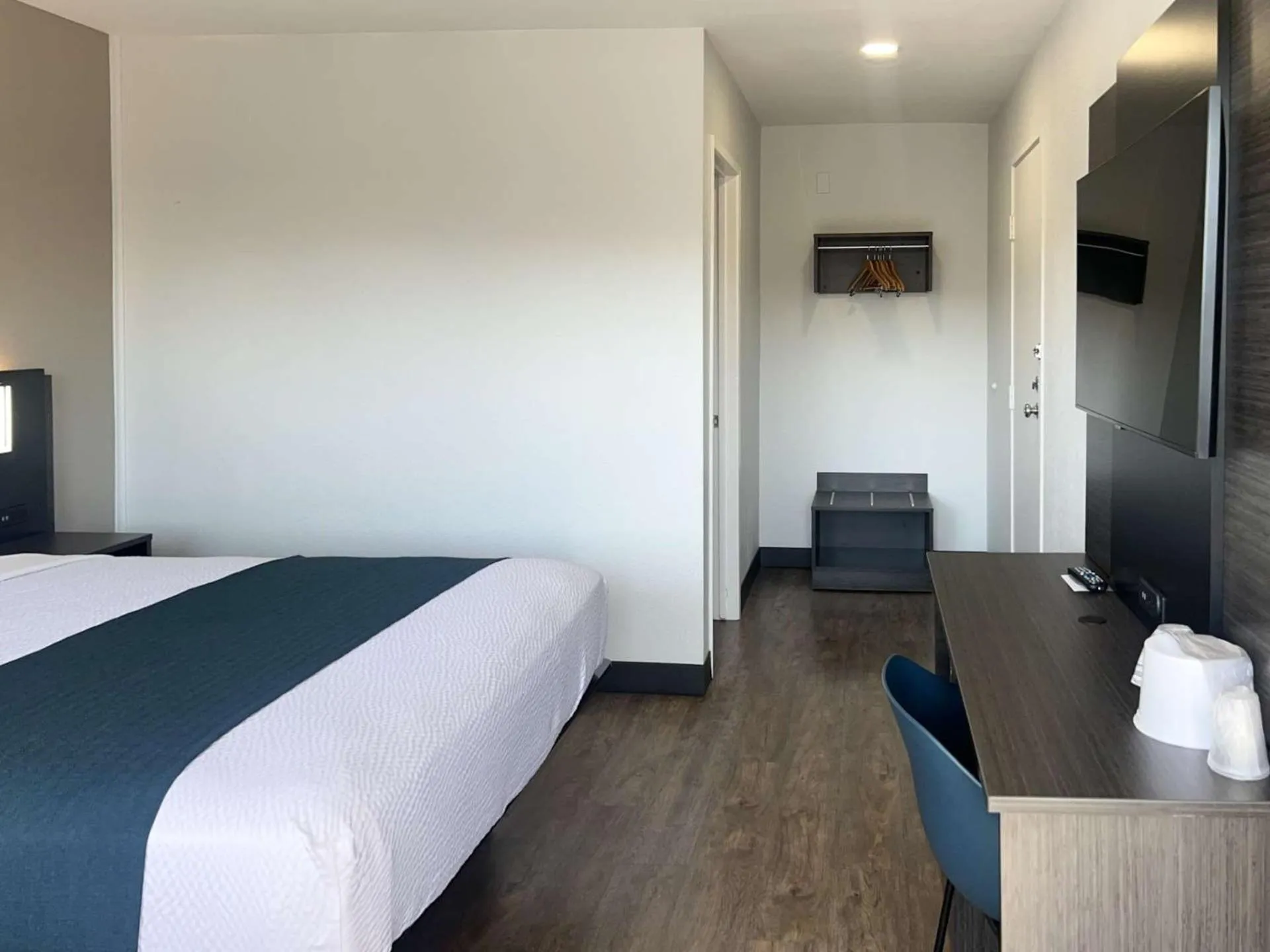 Bedroom, Bed in Motel 6-Tulare, CA