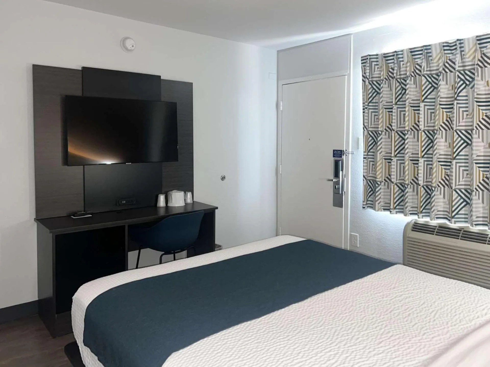 Bedroom, Bed in Motel 6-Tulare, CA