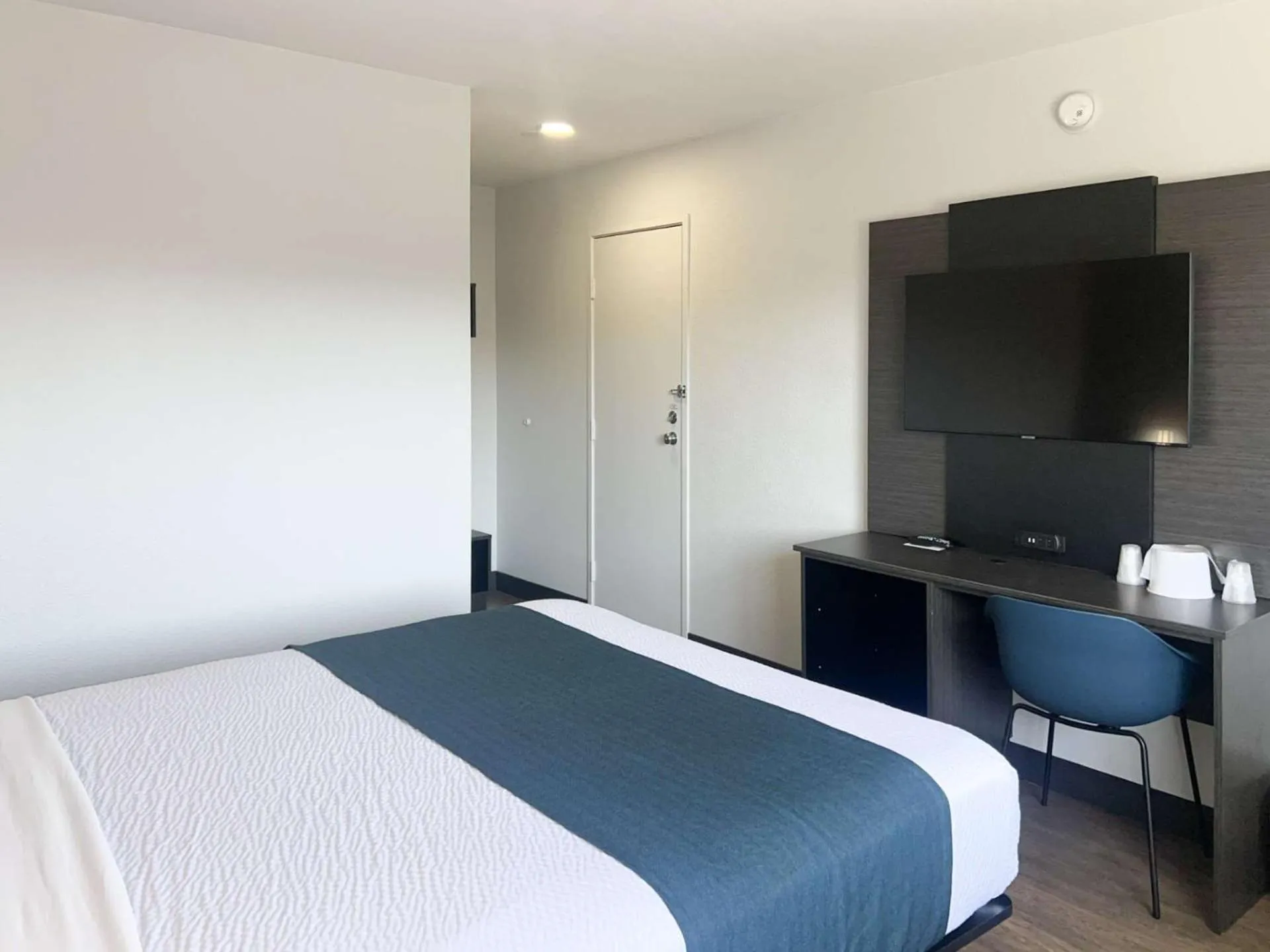 Bedroom, Bed in Motel 6-Tulare, CA