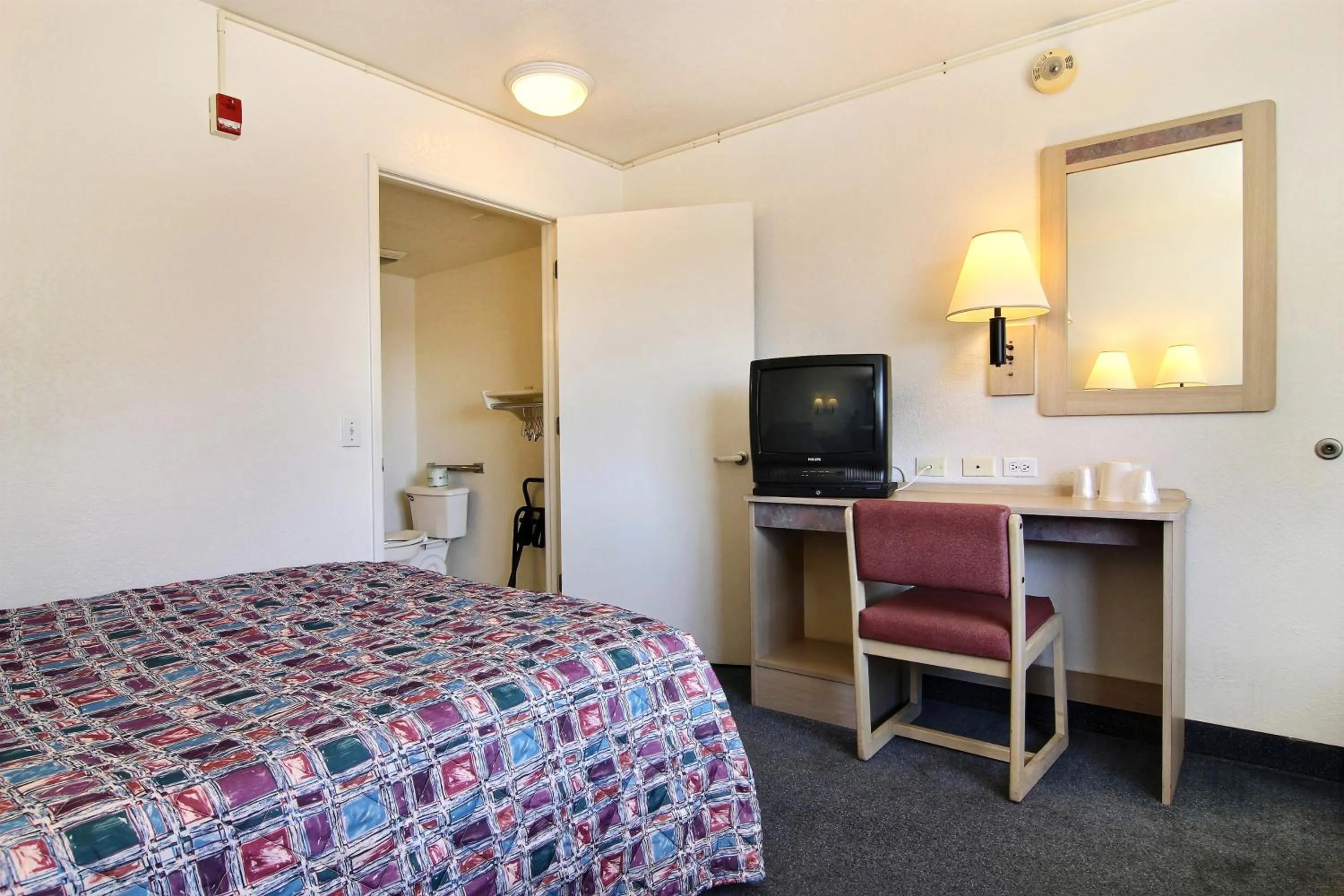 Seating area, Bed in Motel 6-Santa Rosa, NM