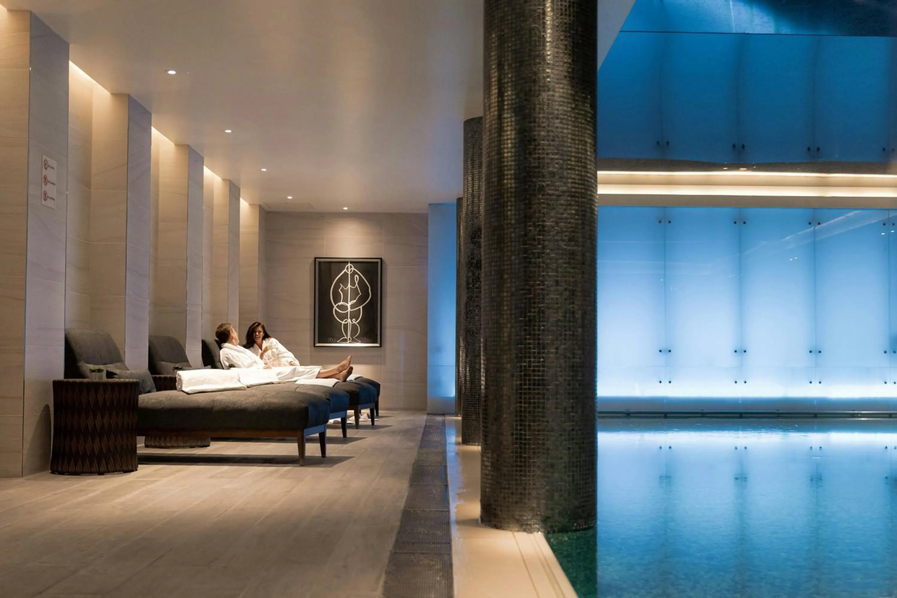 Swimming pool in London Marriott Hotel Park Lane