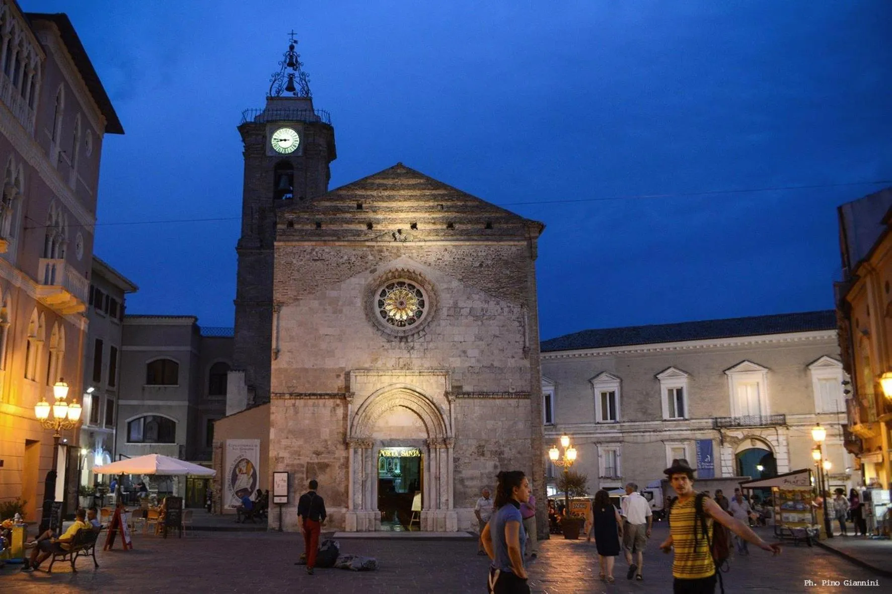 Shopping Area in Al Faro Bianco B&B e Residence con parcheggio