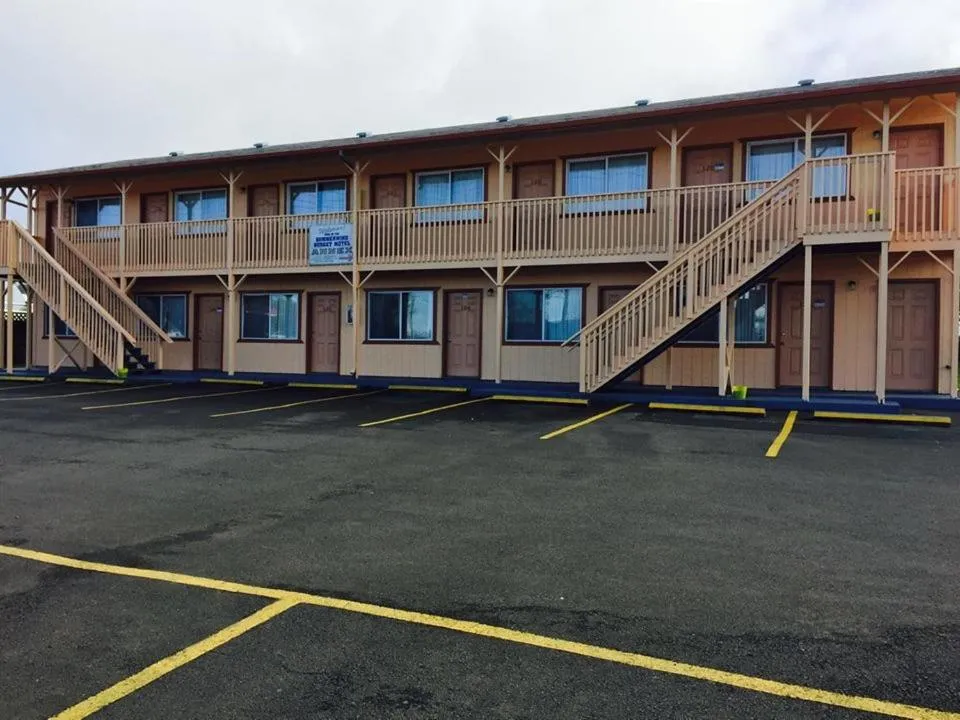 Property building in Summer Wind Budget Motel