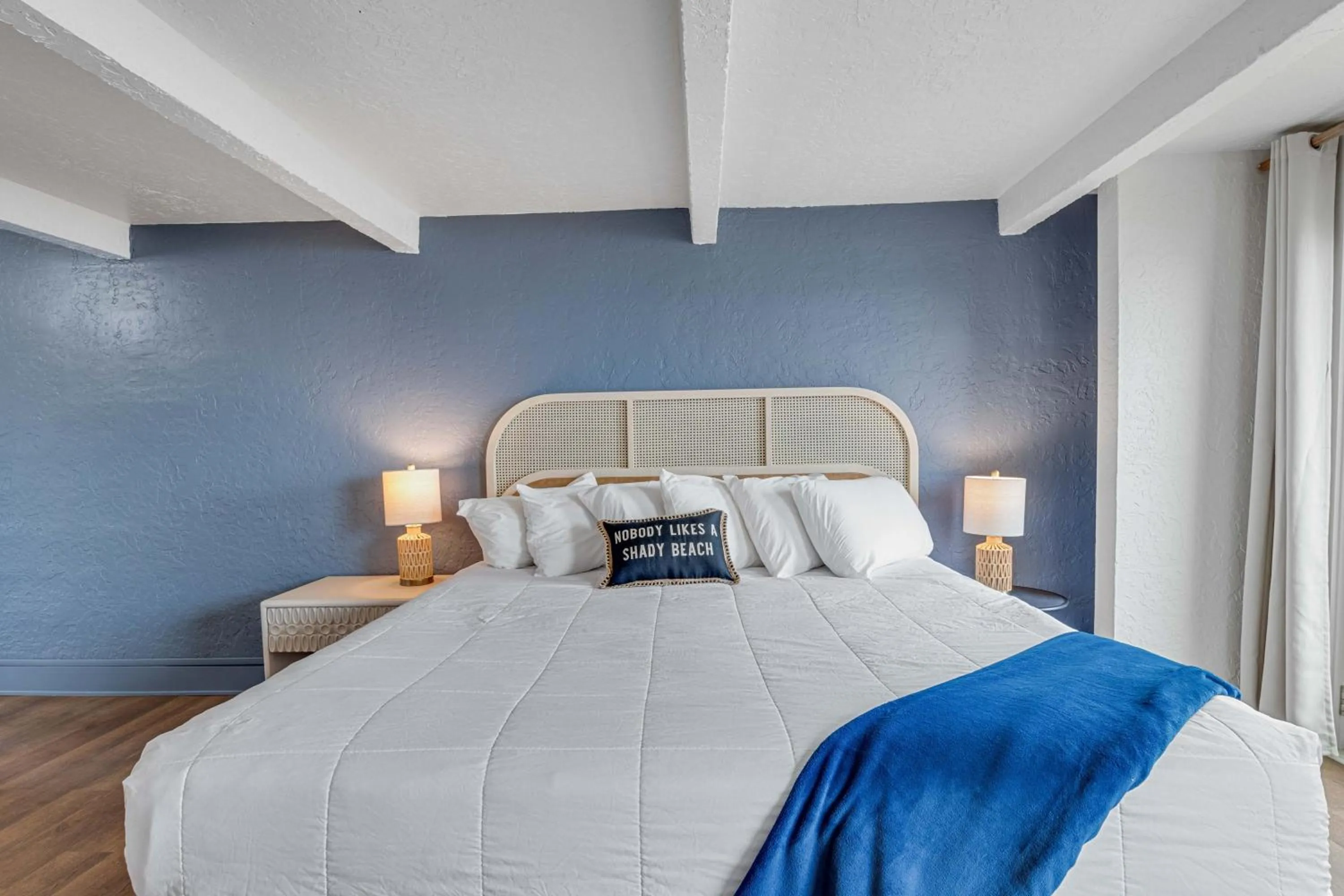 Bed in Seagull Beachfront Inn